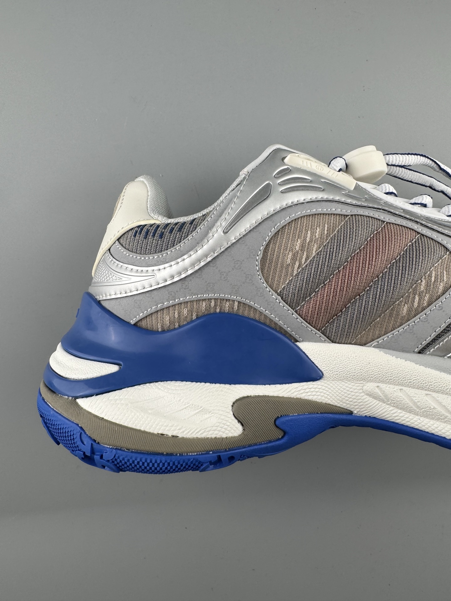 GUCCI Leather Round-Toe Drawstring Low-Top Casual Sneakers (Unisex) Developed using original factory specifications, with all materials sourced from the same suppliers as the authentic manufacturing line for guaranteed premium quality. - Image 7