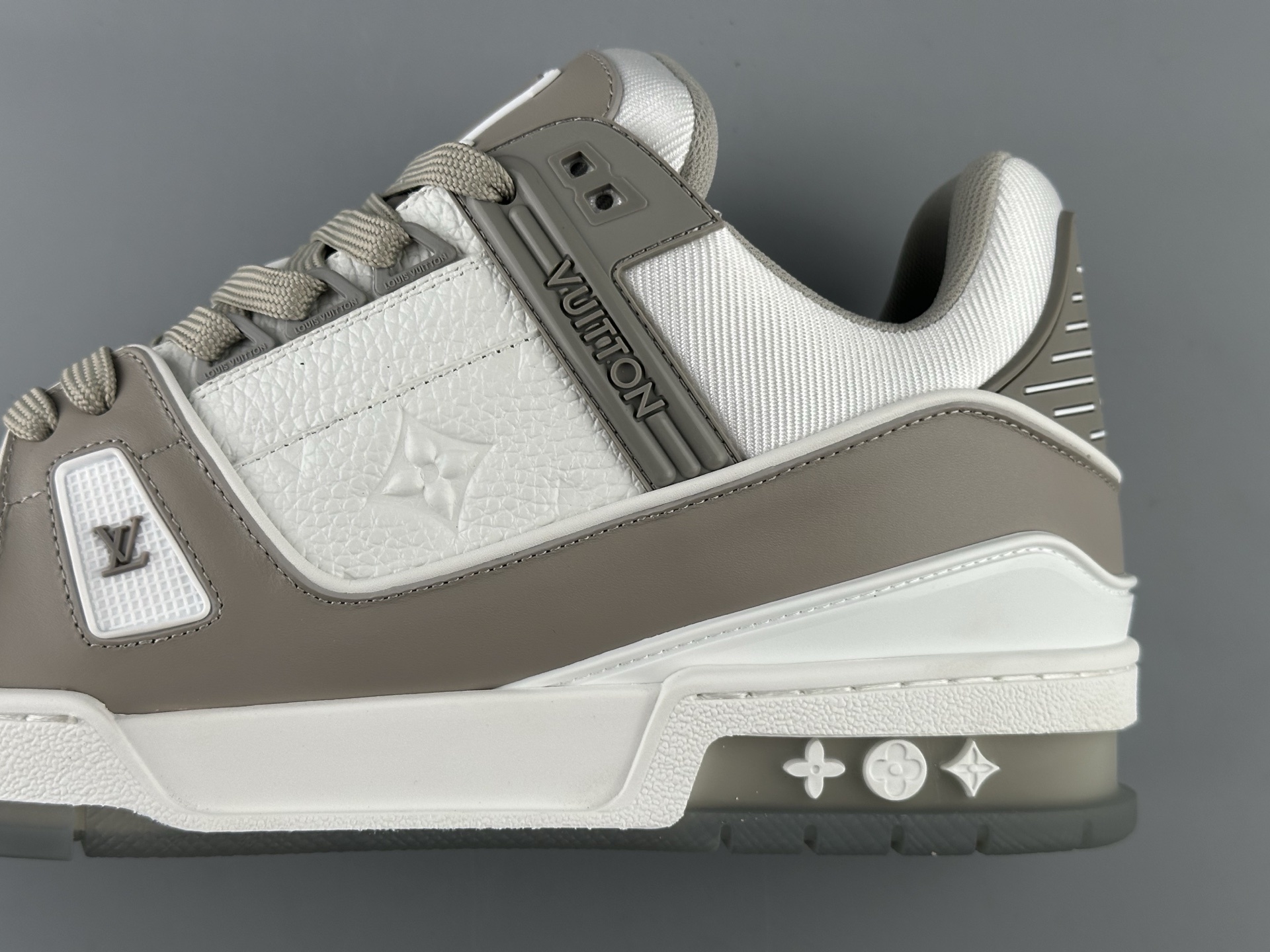 LV Trainer 2025 White-Grey Classic Colorway (Men’s Edition) Version: 2025 latest edition Material: Premium full-grain calf leather with new embossed Monogram detailing - Image 2