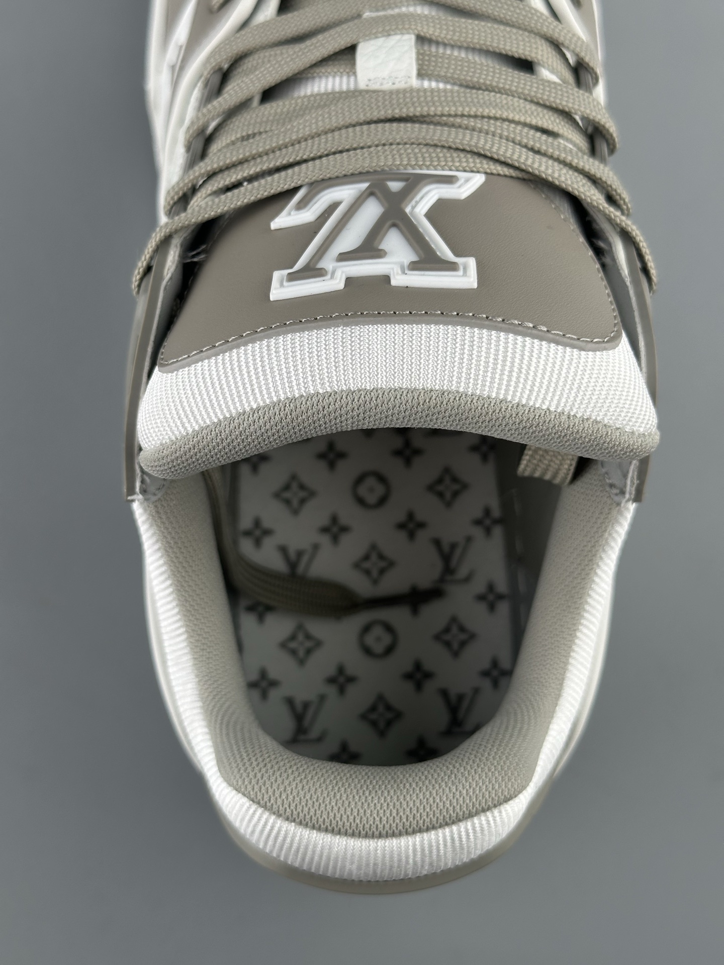 LV Trainer 2025 White-Grey Classic Colorway (Men’s Edition) Version: 2025 latest edition Material: Premium full-grain calf leather with new embossed Monogram detailing - Image 4