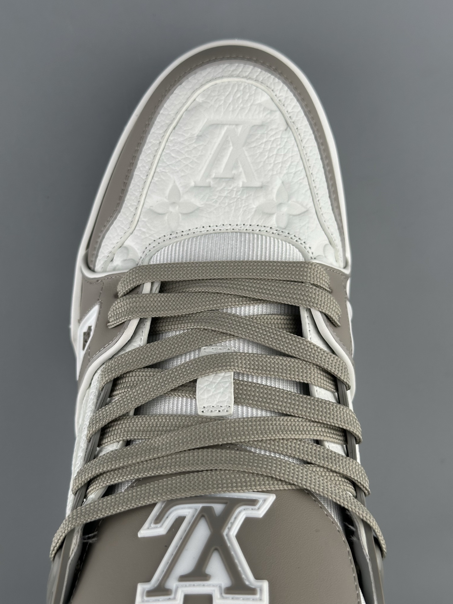 LV Trainer 2025 White-Grey Classic Colorway (Men’s Edition) Version: 2025 latest edition Material: Premium full-grain calf leather with new embossed Monogram detailing - Image 5