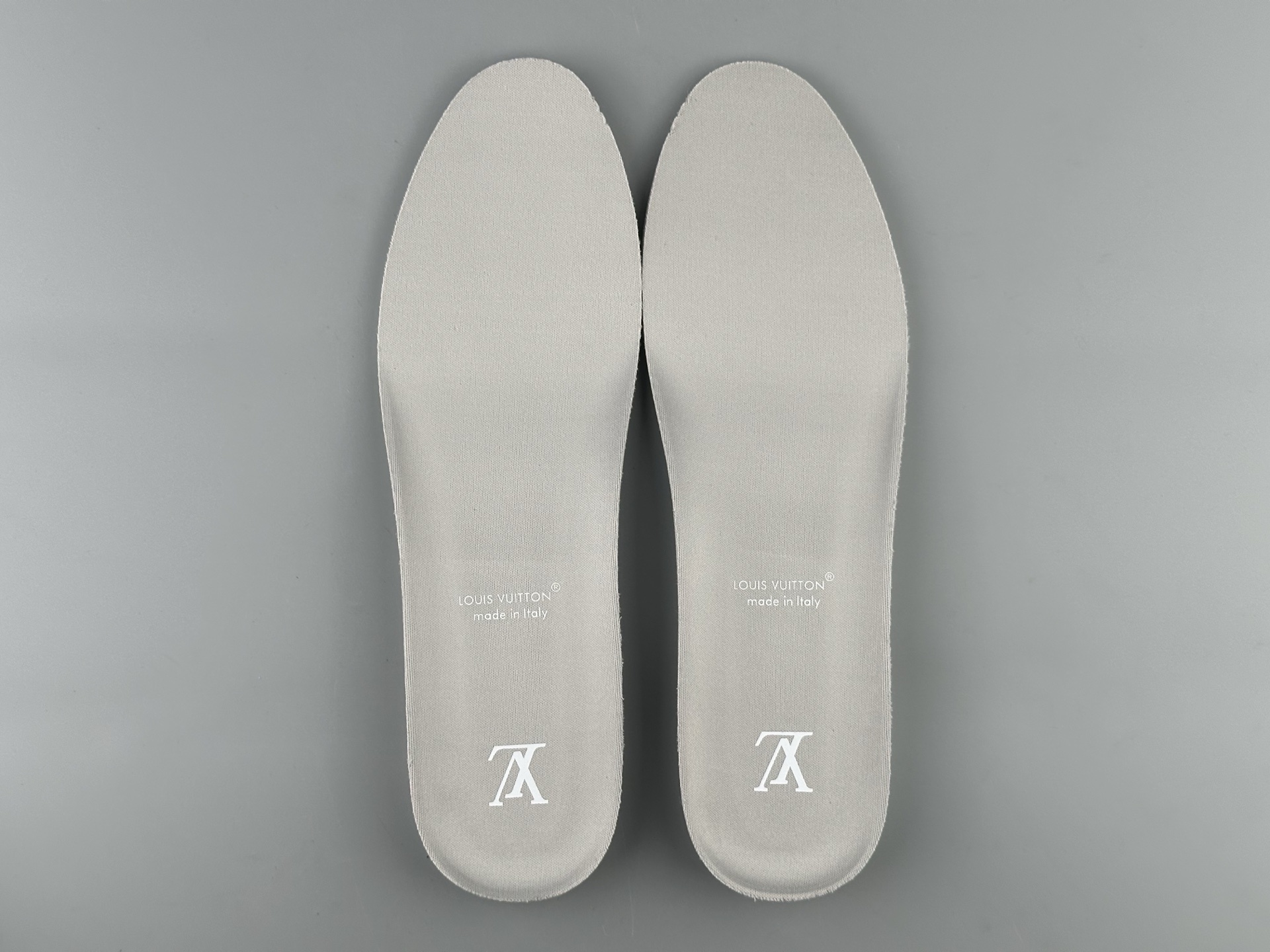 LV Trainer 2025 White-Grey Classic Colorway (Men’s Edition) Version: 2025 latest edition Material: Premium full-grain calf leather with new embossed Monogram detailing - Image 6