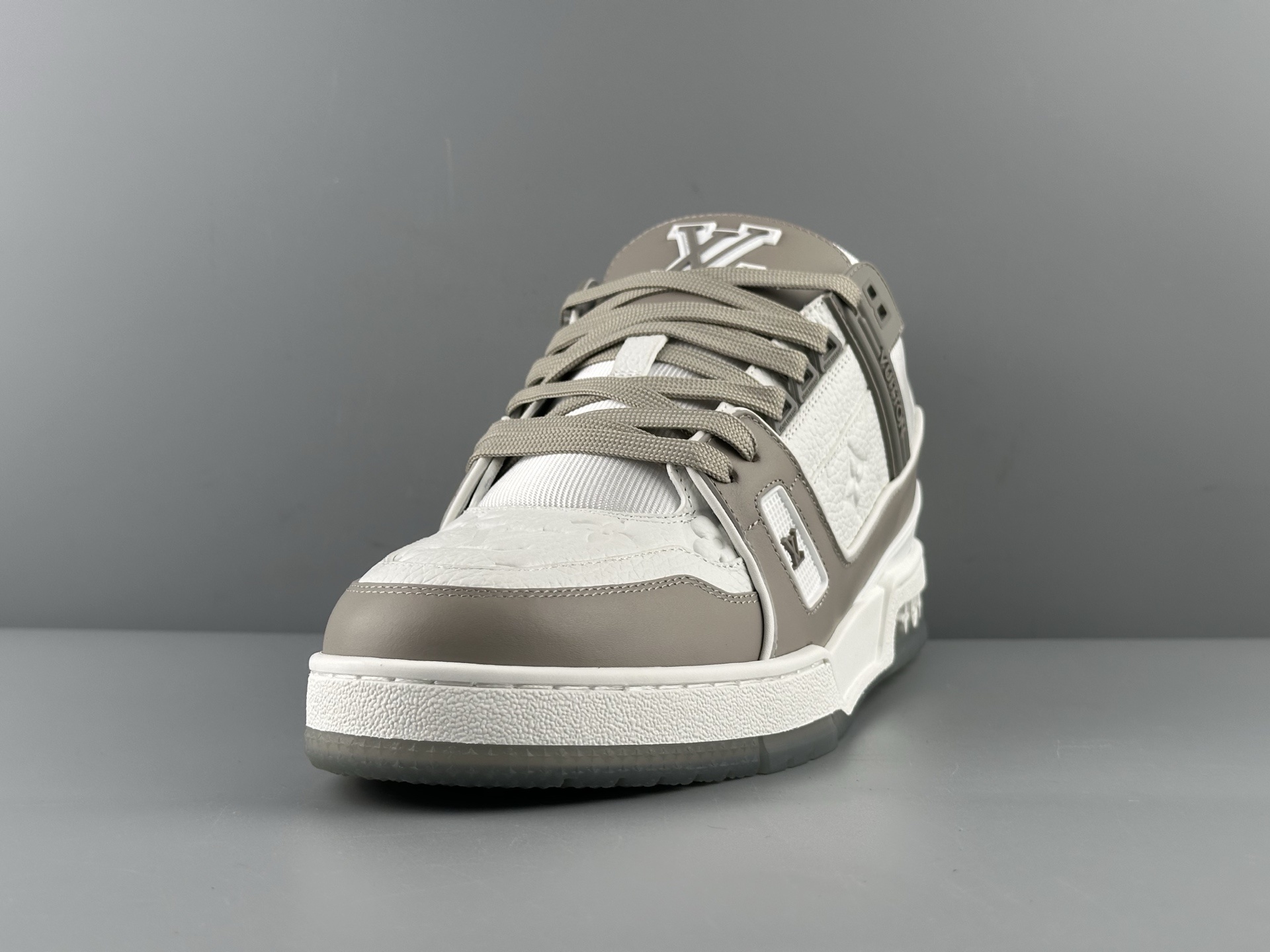 LV Trainer 2025 White-Grey Classic Colorway (Men’s Edition) Version: 2025 latest edition Material: Premium full-grain calf leather with new embossed Monogram detailing - Image 9