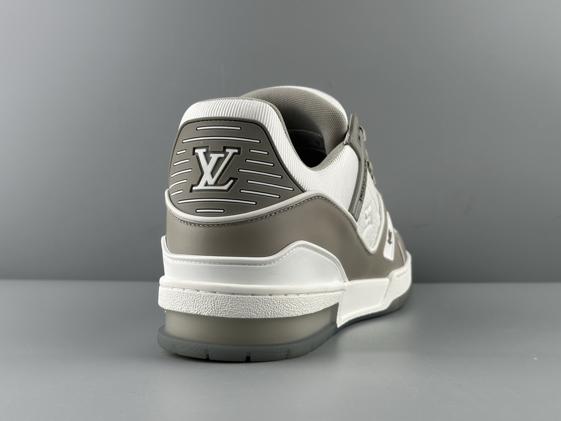 LV Trainer 2025 White-Grey Classic Colorway (Men’s Edition) Version: 2025 latest edition Material: Premium full-grain calf leather with new embossed Monogram detailing - Image 10