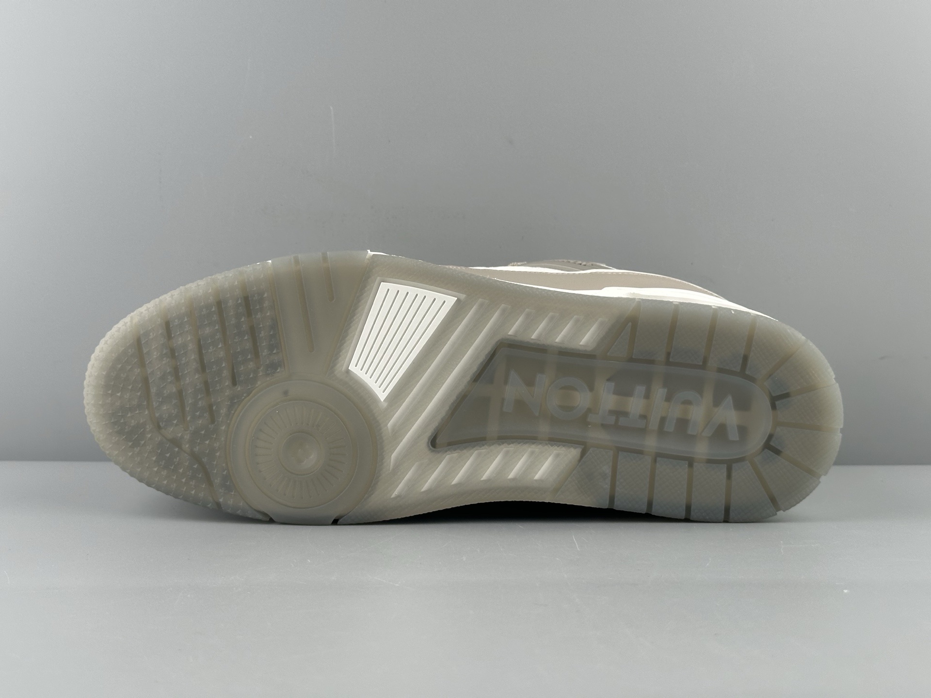 LV Trainer 2025 White-Grey Classic Colorway (Men’s Edition) Version: 2025 latest edition Material: Premium full-grain calf leather with new embossed Monogram detailing - Image 12