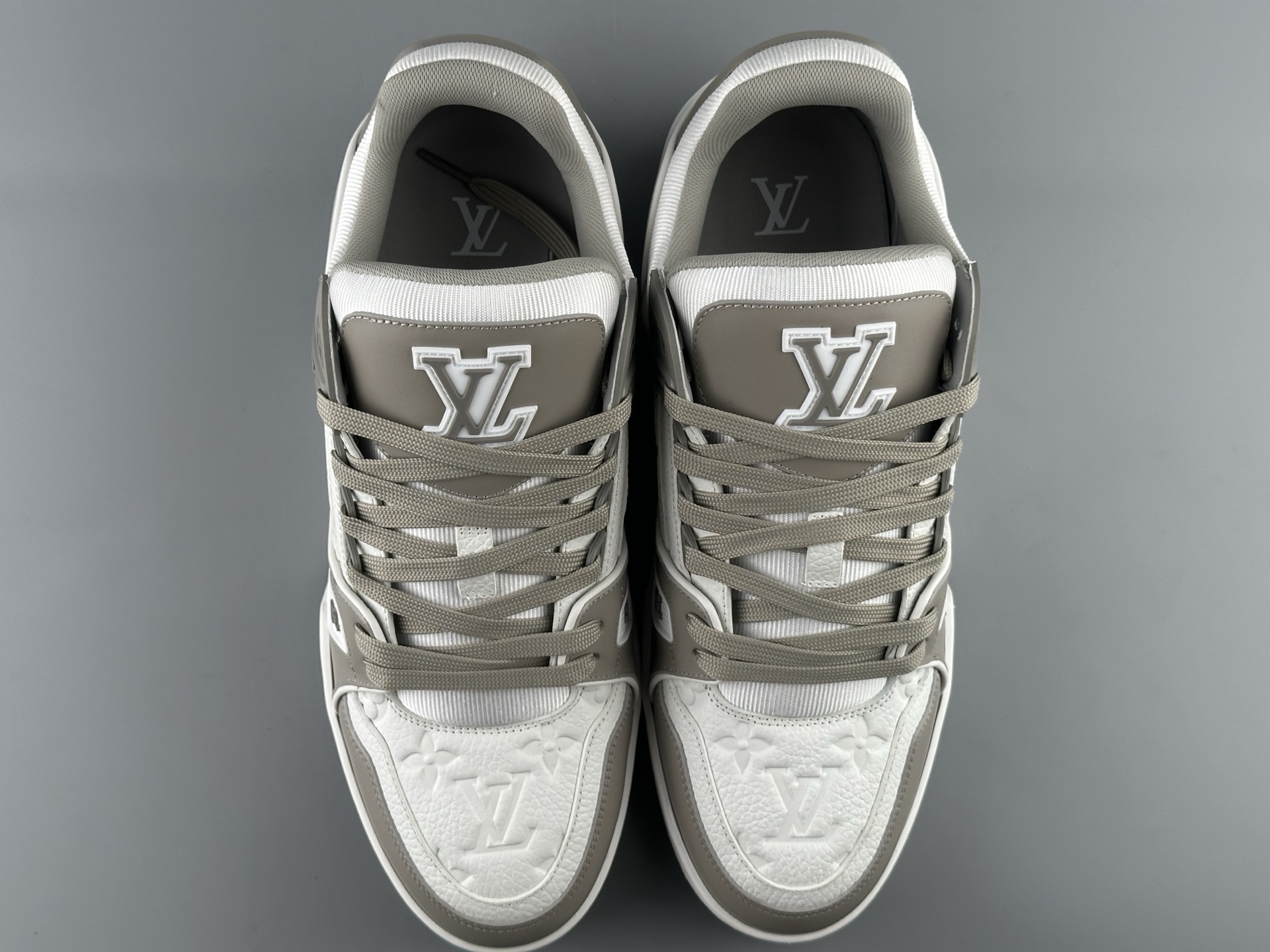 LV Trainer 2025 White-Grey Classic Colorway (Men’s Edition) Version: 2025 latest edition Material: Premium full-grain calf leather with new embossed Monogram detailing - Image 13