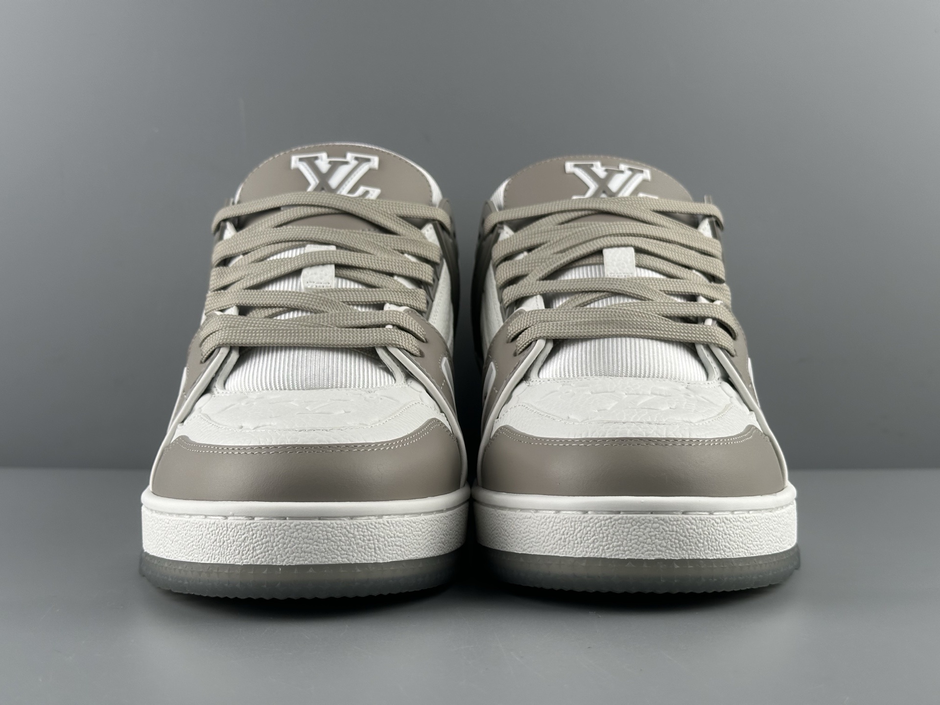 LV Trainer 2025 White-Grey Classic Colorway (Men’s Edition) Version: 2025 latest edition Material: Premium full-grain calf leather with new embossed Monogram detailing - Image 14