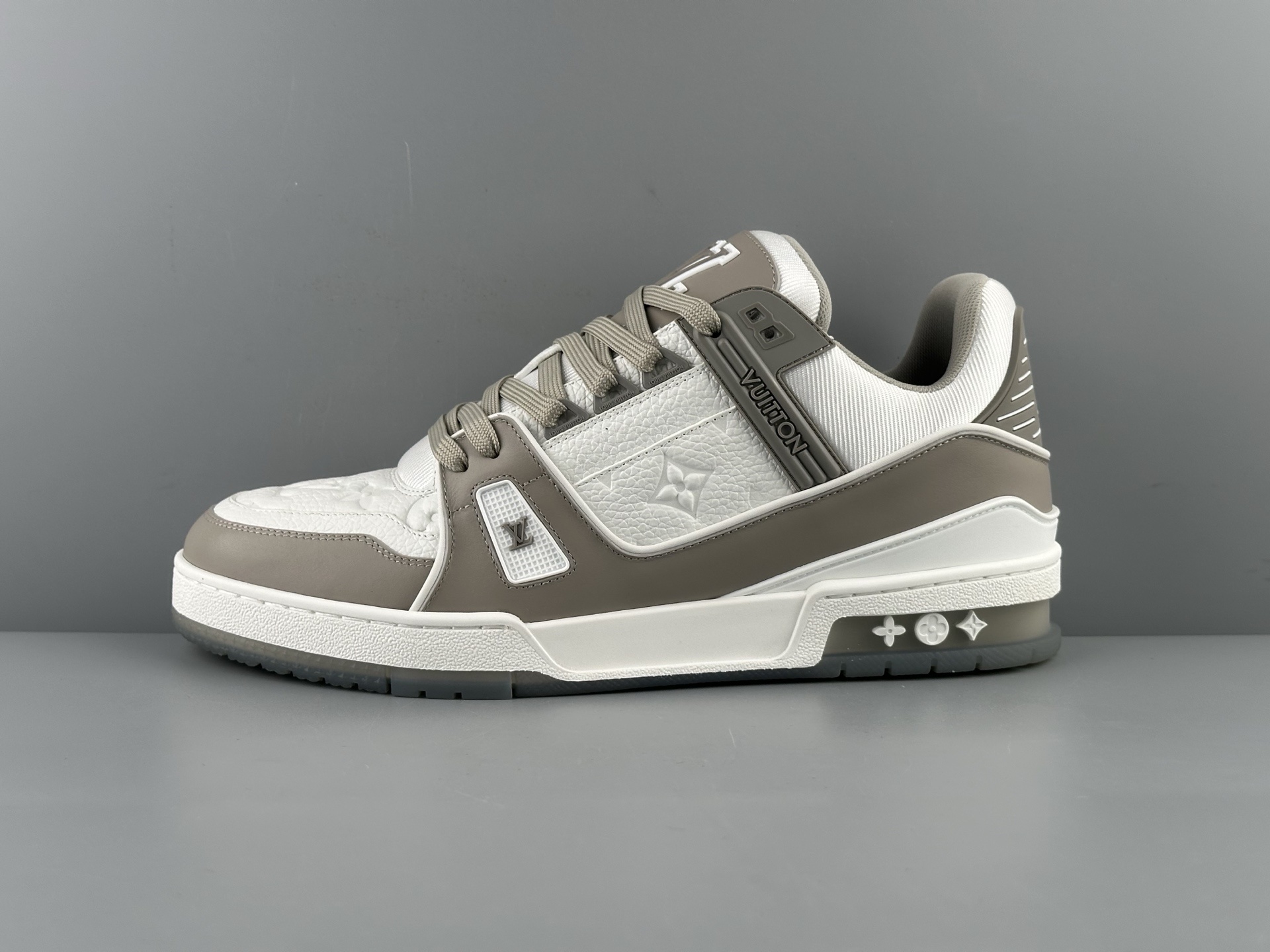 LV Trainer 2025 White-Grey Classic Colorway (Men’s Edition) Version: 2025 latest edition Material: Premium full-grain calf leather with new embossed Monogram detailing