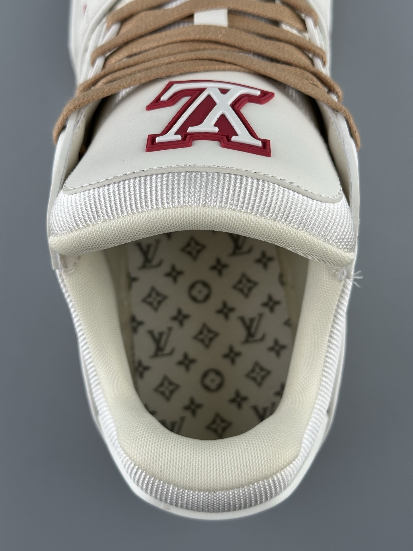 LV Trainer 2025 White-Grey Classic Colorway (Men’s Edition) Version: 2025 latest edition Material: Premium full-grain calf leather with new embossed Monogram detailing - Image 4