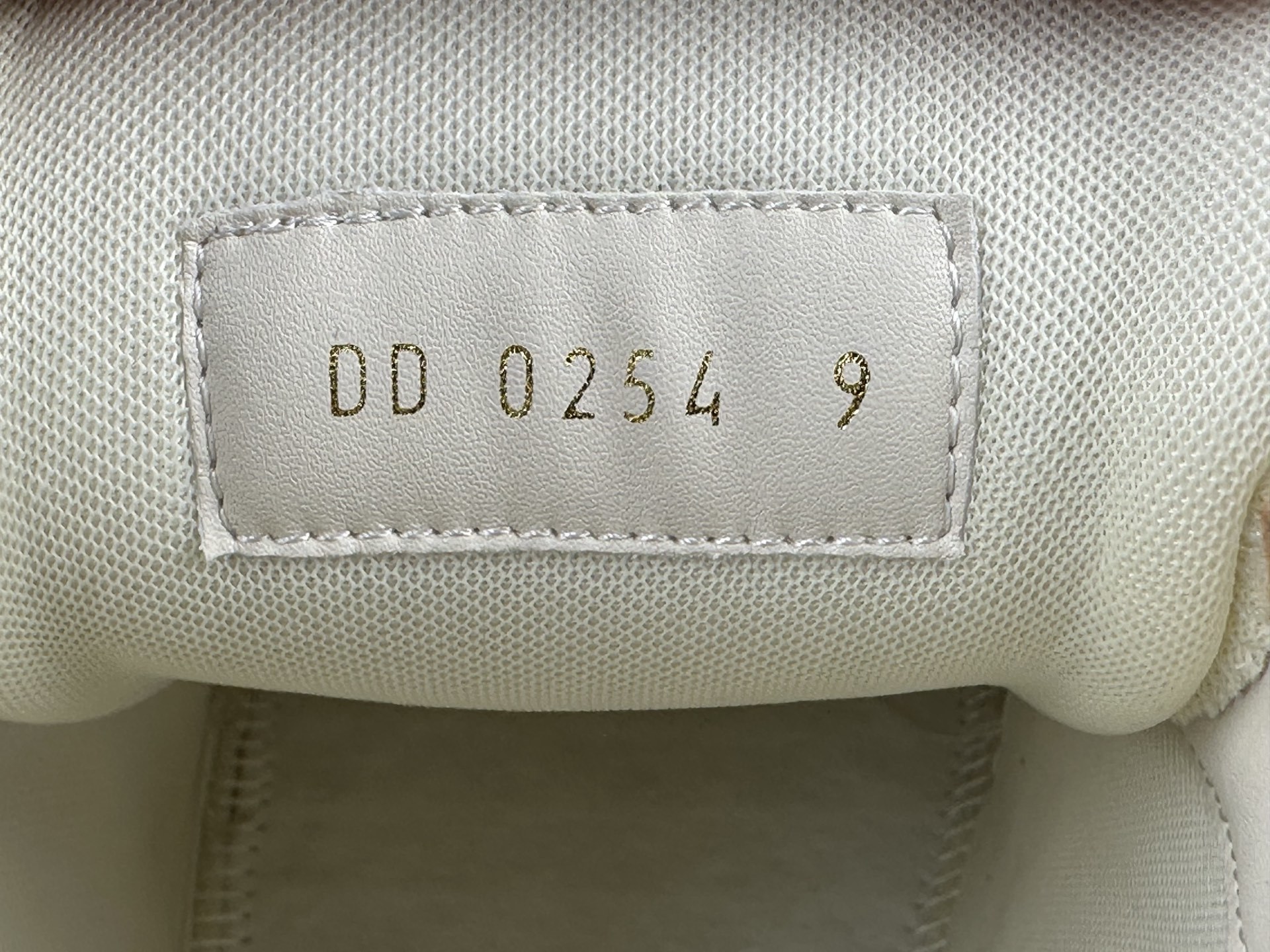 LV Trainer 2025 White-Grey Classic Colorway (Men’s Edition) Version: 2025 latest edition Material: Premium full-grain calf leather with new embossed Monogram detailing - Image 8