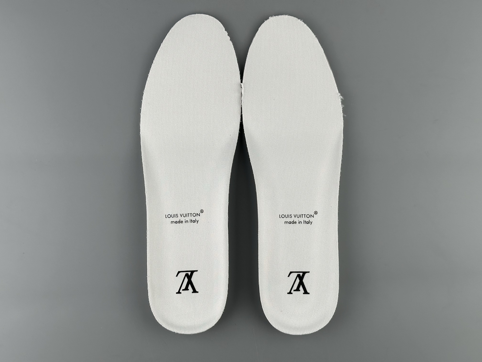 LV Trainer 2025 White-Grey Classic Colorway (Men’s Edition) Version: 2025 latest edition Material: Premium full-grain calf leather with new embossed Monogram detailing - Image 9