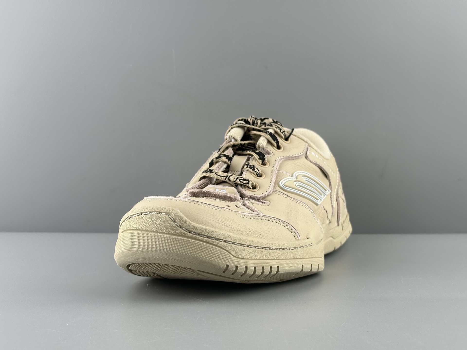 Balenciaga HAMPTONS WORN-OUT – Round-toe lace-up low-top casual sneakers, couple’s style. Features independent custom mold sole with original factory distressing technique. - Image 2