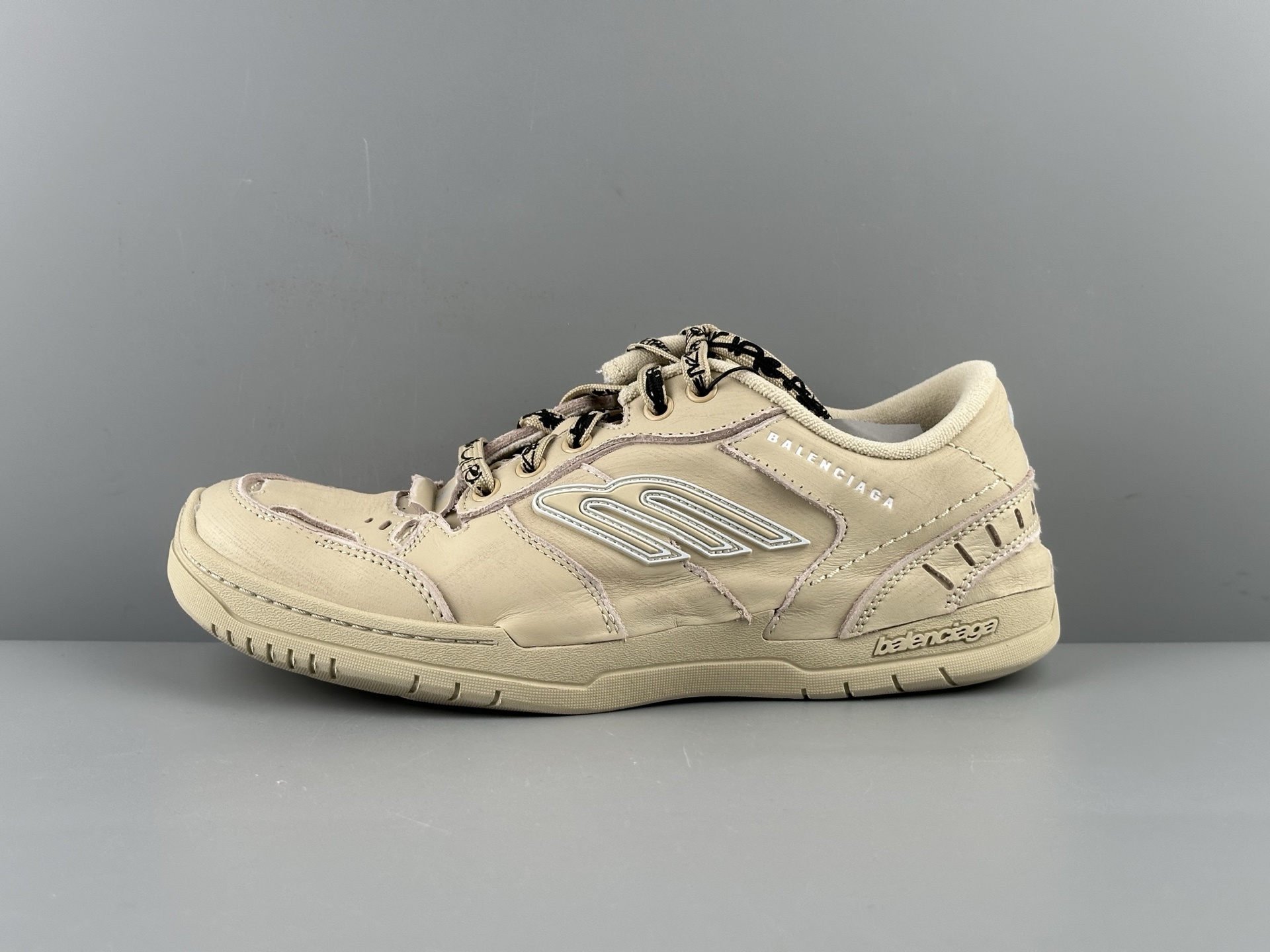 Balenciaga HAMPTONS WORN-OUT – Round-toe lace-up low-top casual sneakers, couple’s style. Features independent custom mold sole with original factory distressing technique. - Image 4