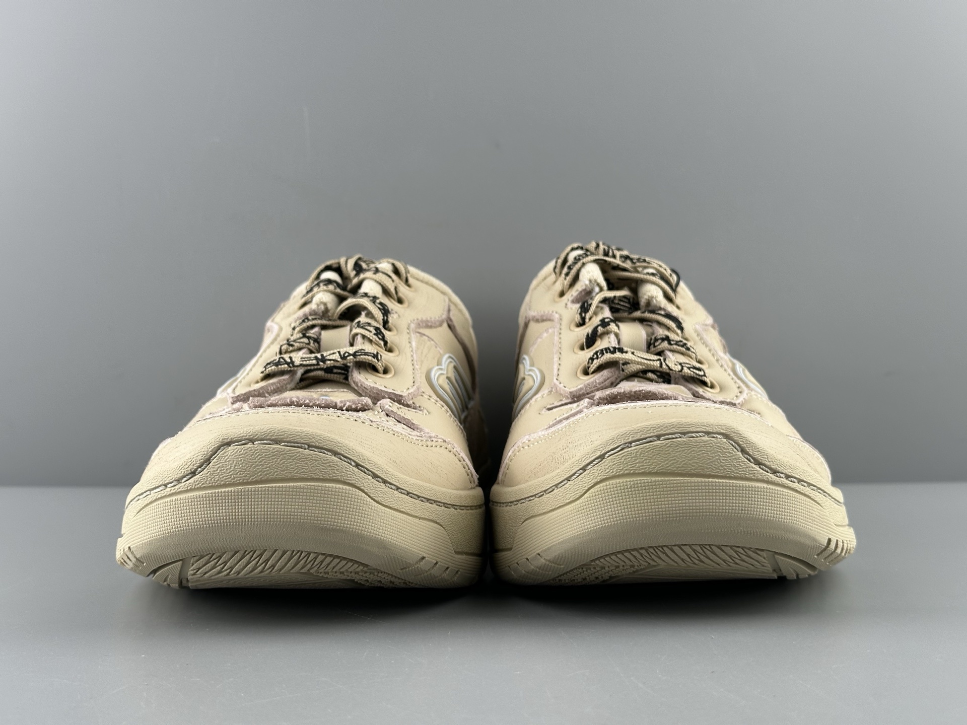 Balenciaga HAMPTONS WORN-OUT – Round-toe lace-up low-top casual sneakers, couple’s style. Features independent custom mold sole with original factory distressing technique. - Image 5