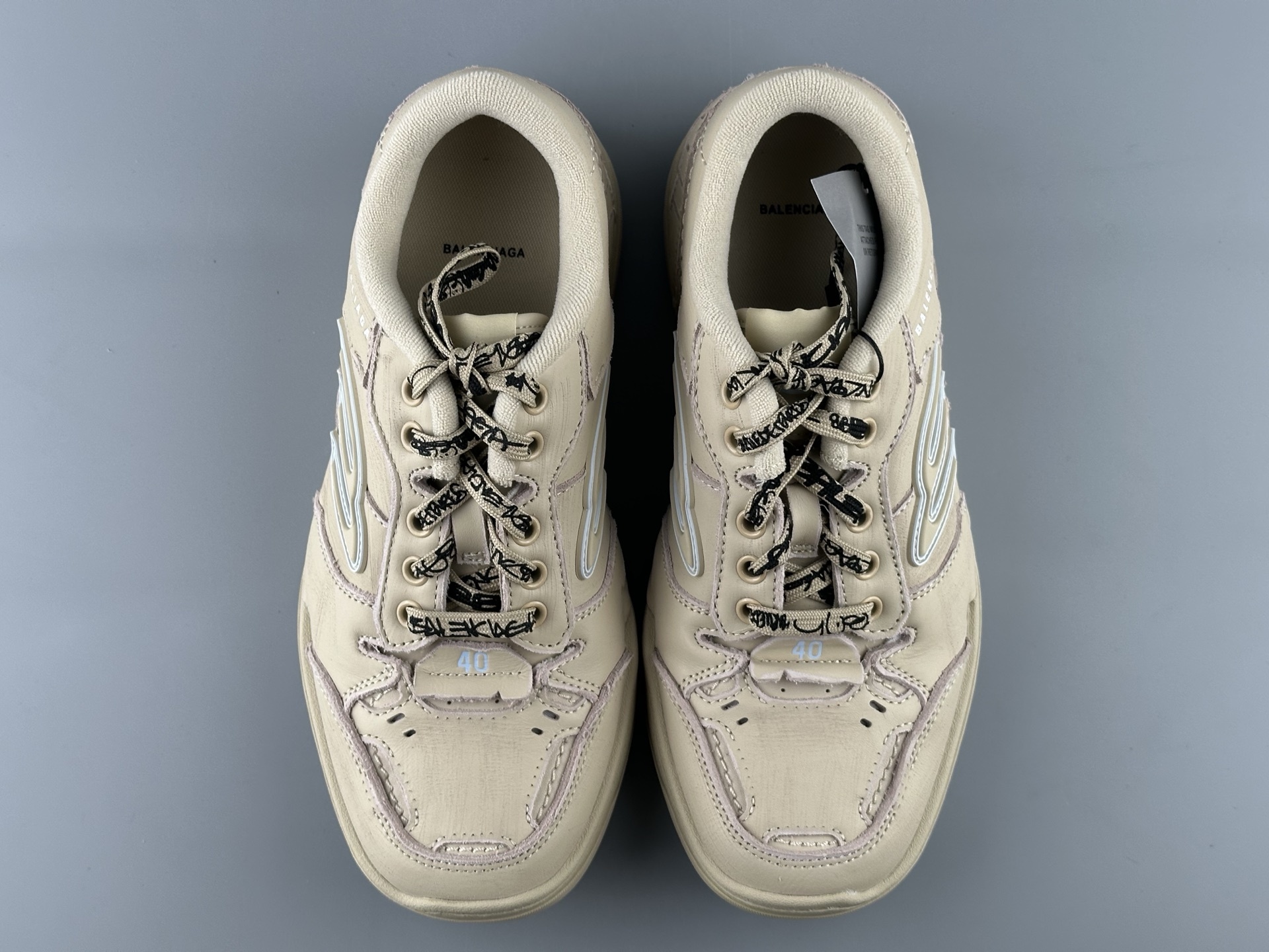 Balenciaga HAMPTONS WORN-OUT – Round-toe lace-up low-top casual sneakers, couple’s style. Features independent custom mold sole with original factory distressing technique. - Image 6