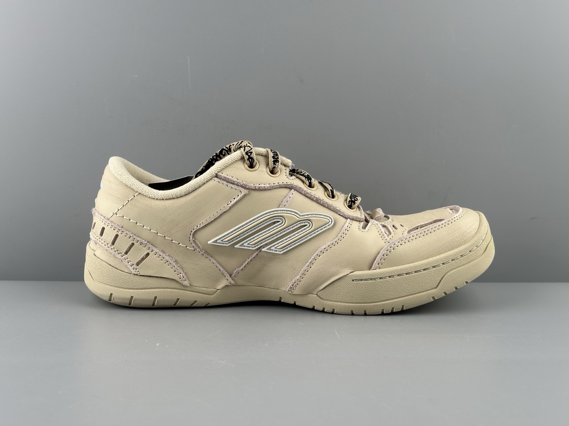 Balenciaga HAMPTONS WORN-OUT – Round-toe lace-up low-top casual sneakers, couple’s style. Features independent custom mold sole with original factory distressing technique.