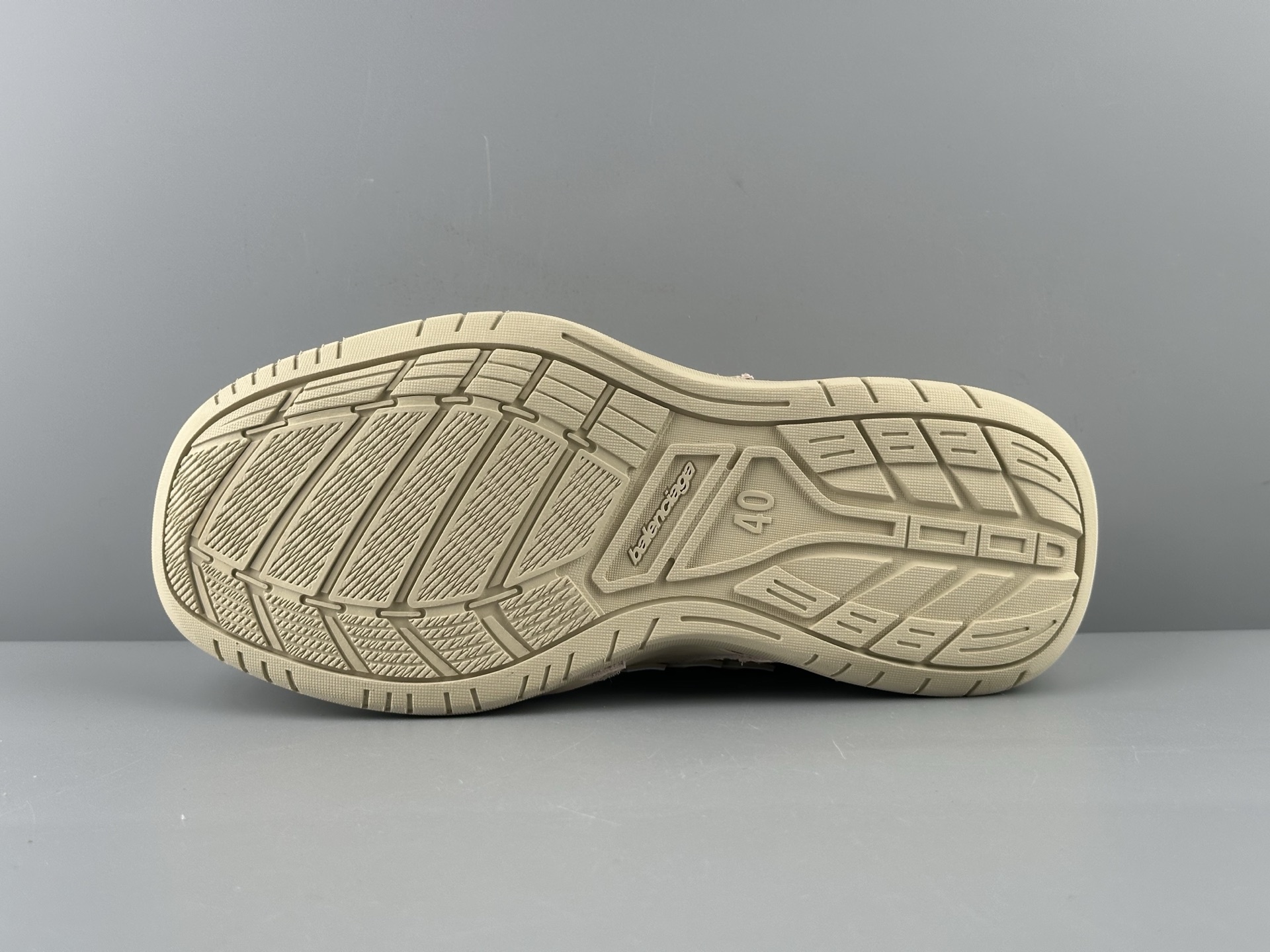 Balenciaga HAMPTONS WORN-OUT – Round-toe lace-up low-top casual sneakers, couple’s style. Features independent custom mold sole with original factory distressing technique. - Image 9