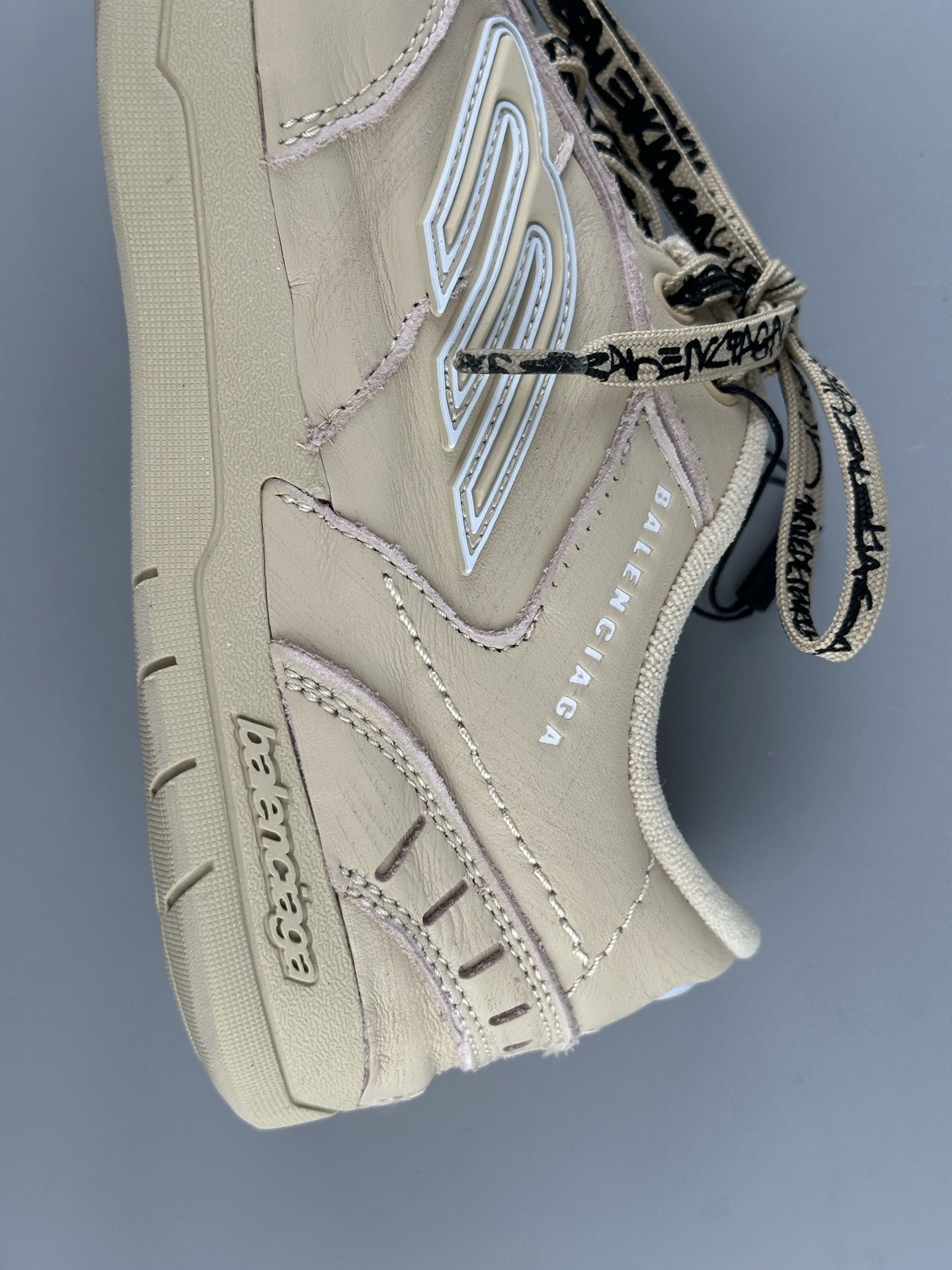 Balenciaga HAMPTONS WORN-OUT – Round-toe lace-up low-top casual sneakers, couple’s style. Features independent custom mold sole with original factory distressing technique. - Image 10