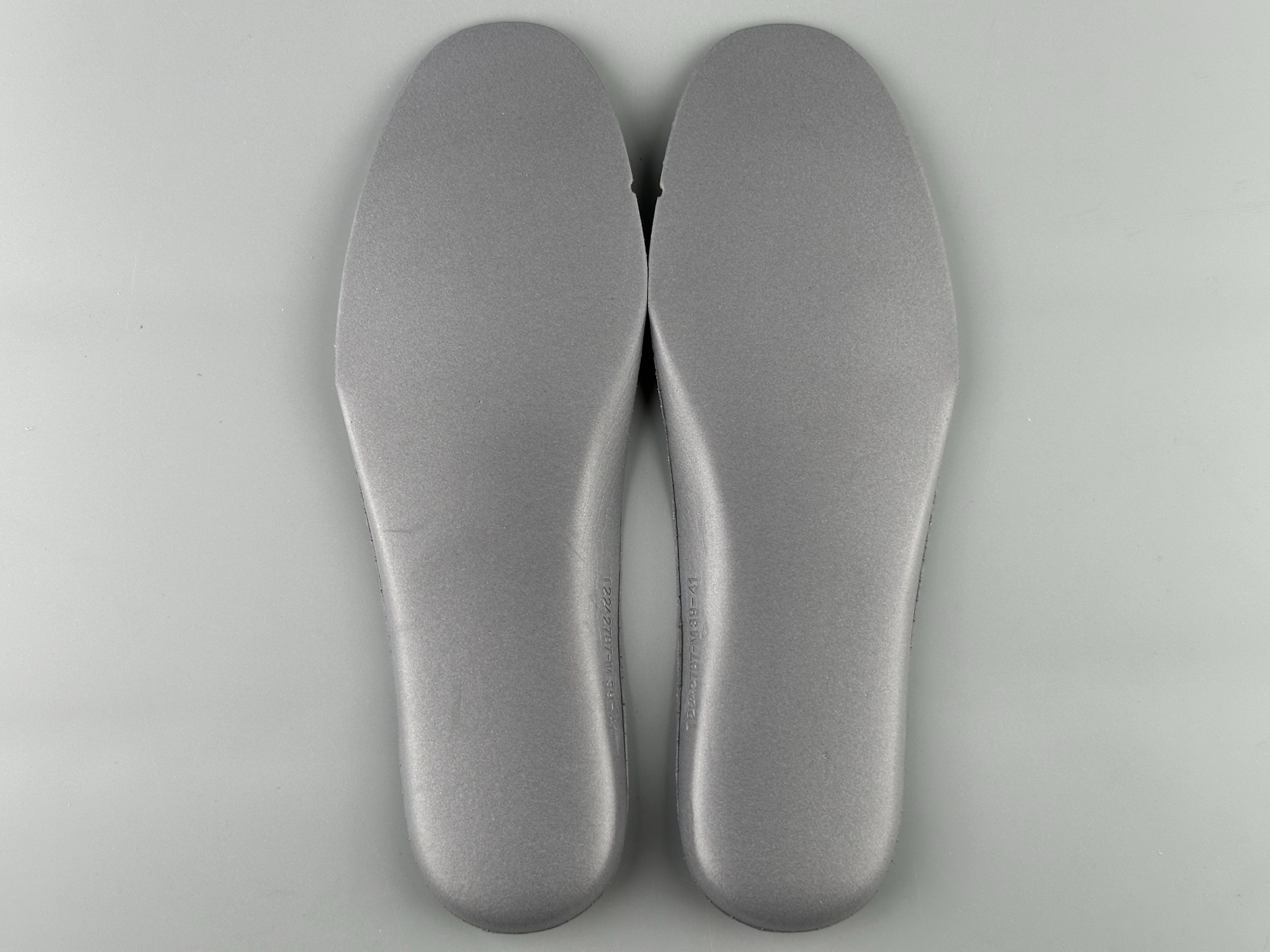 Balenciaga HAMPTONS WORN-OUT – Round-toe lace-up low-top casual sneakers, couple’s style. Features independent custom mold sole with original factory distressing technique. - Image 12