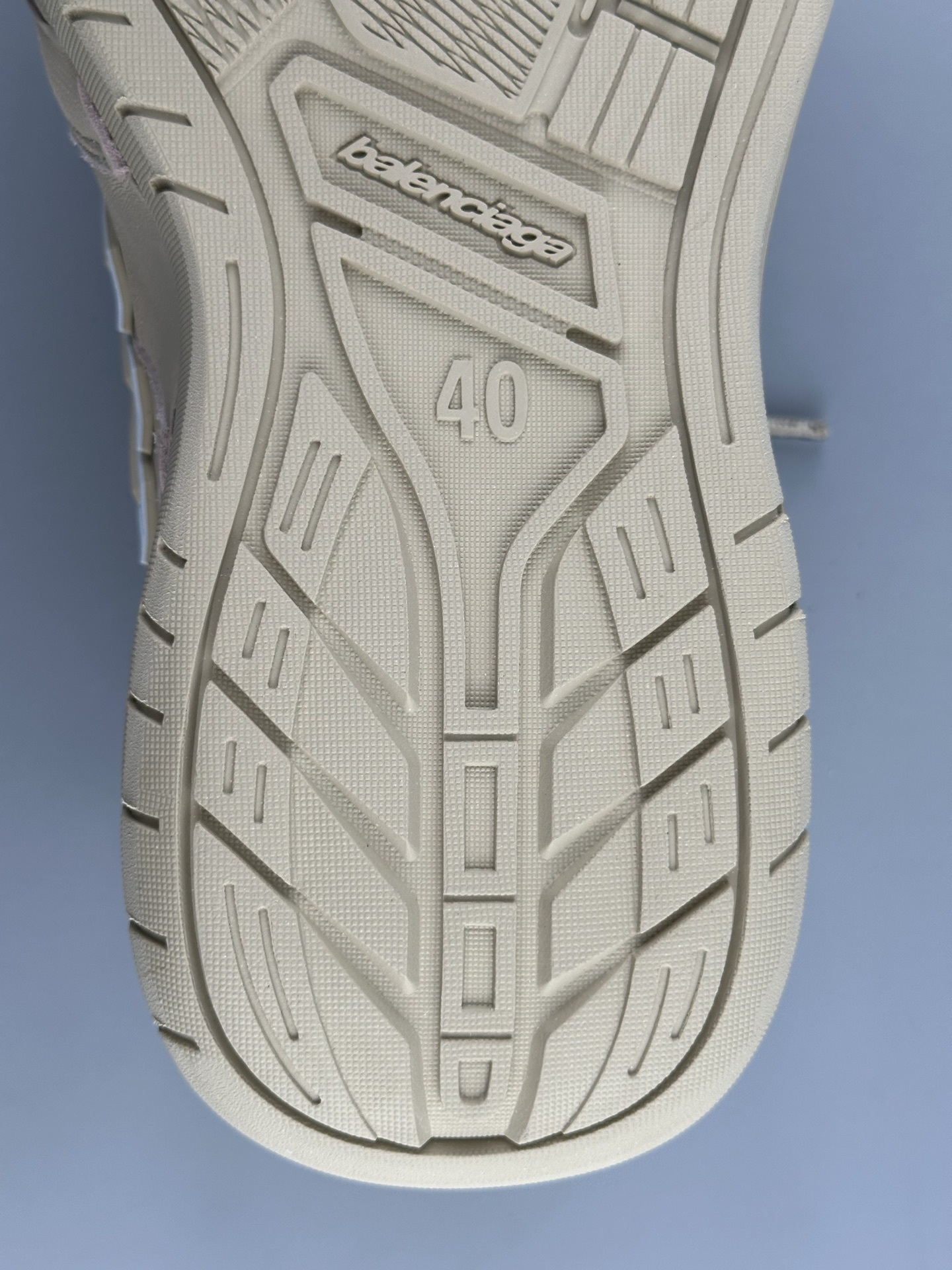 Balenciaga HAMPTONS WORN-OUT – Round-toe lace-up low-top casual sneakers, couple’s style. Features independent custom mold sole with original factory distressing technique. - Image 16