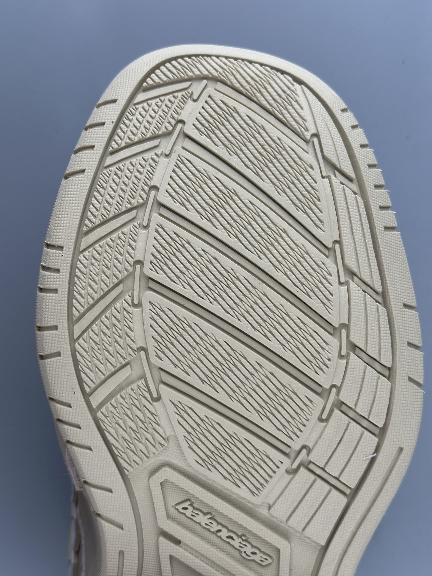 Balenciaga HAMPTONS WORN-OUT – Round-toe lace-up low-top casual sneakers, couple’s style. Features independent custom mold sole with original factory distressing technique. - Image 17