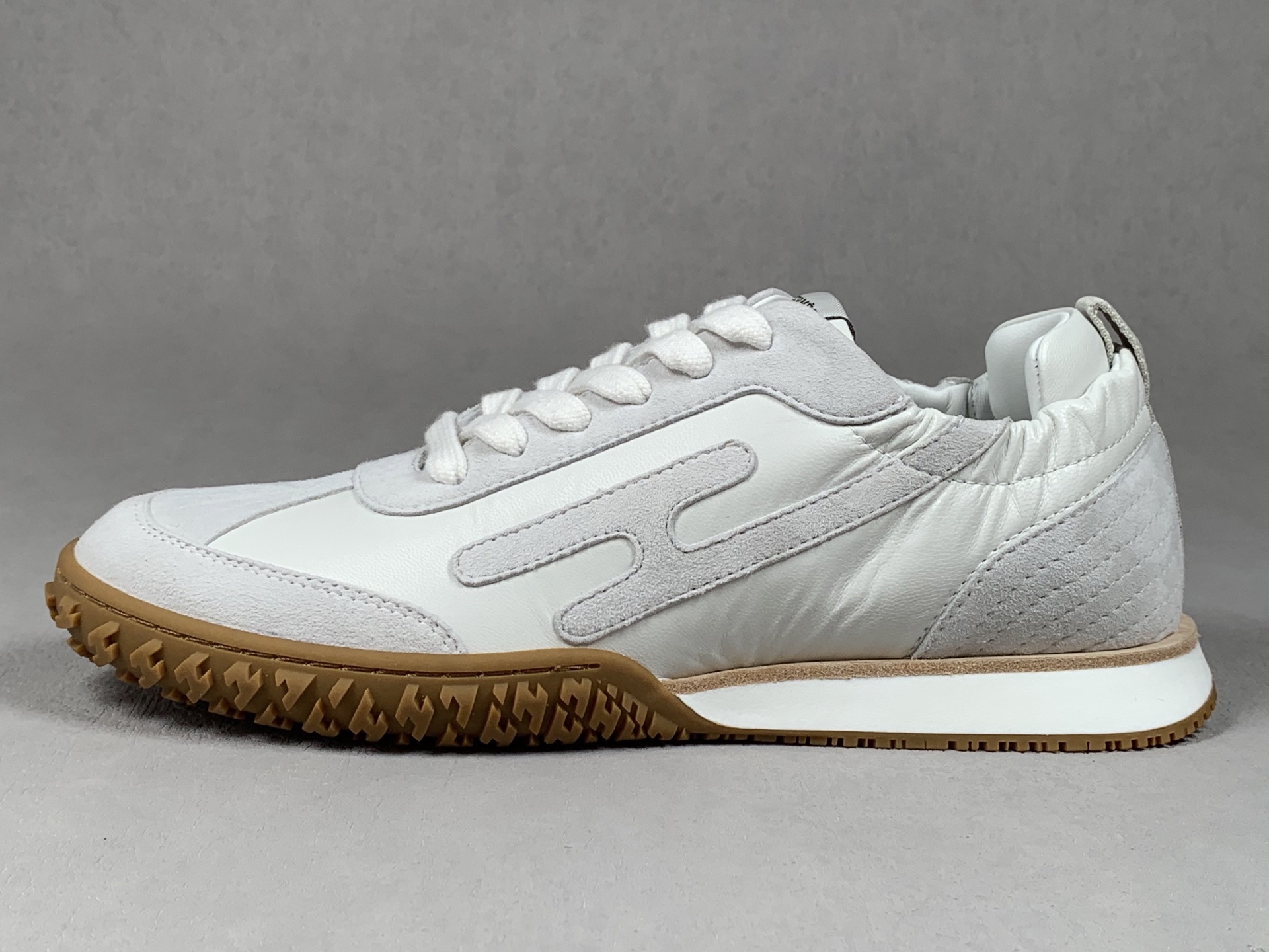 Dongguan top-tier original 35–45 Hermès 2025 JET Sneaker – Retro-fashion Dad-style sneakers in white with color-block design, feminine touch. Retro-stylish, minimalist luxury, lightweight and comfortable. Materials: Upper: Sheepskin / Suede Lining: Lambskin Sole: Exclusive custom-molded original TR sole