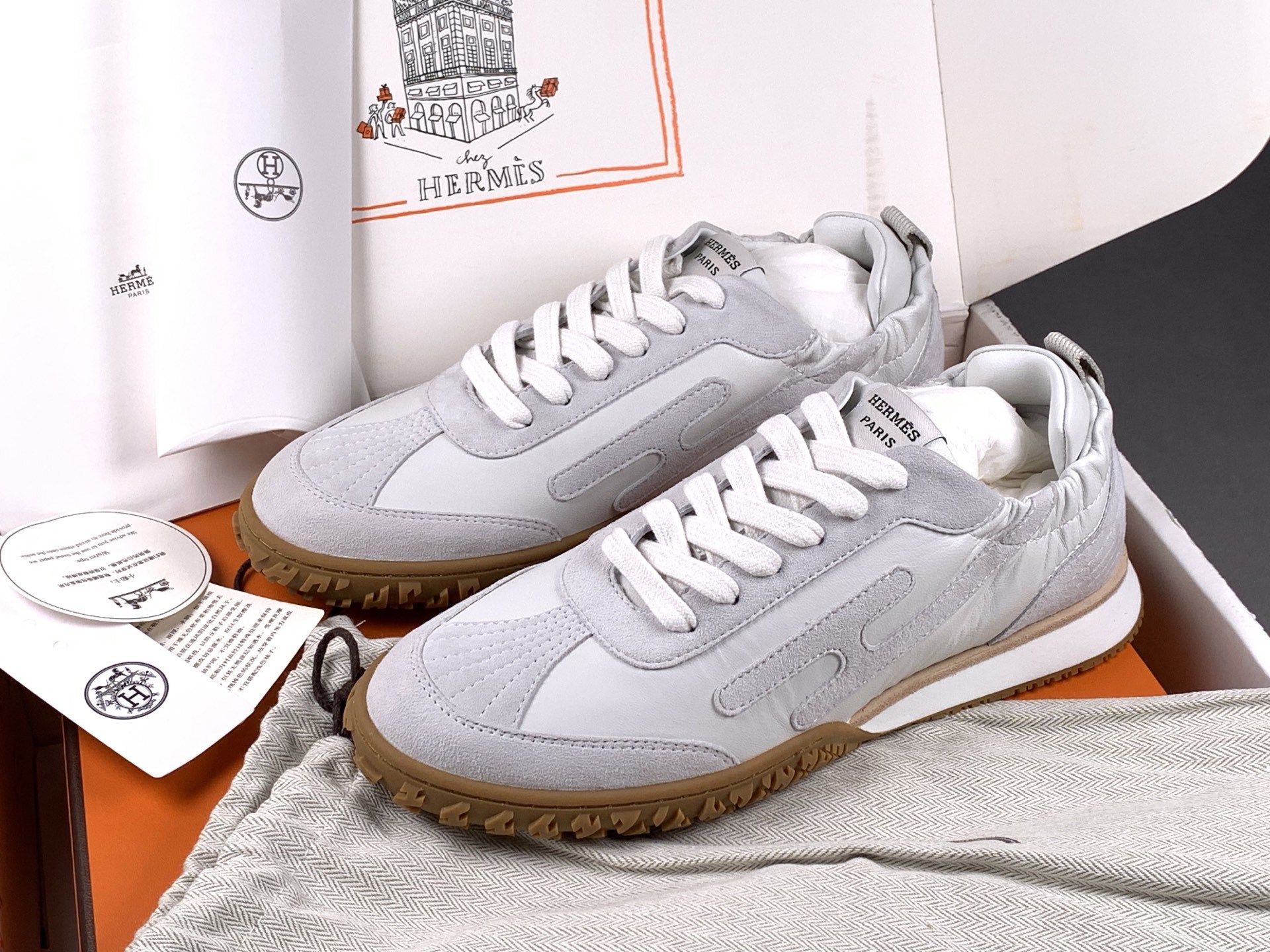 Dongguan top-tier original 35–45 Hermès 2025 JET Sneaker – Retro-fashion Dad-style sneakers in white with color-block design, feminine touch. Retro-stylish, minimalist luxury, lightweight and comfortable. Materials: Upper: Sheepskin / Suede Lining: Lambskin Sole: Exclusive custom-molded original TR sole - Image 3