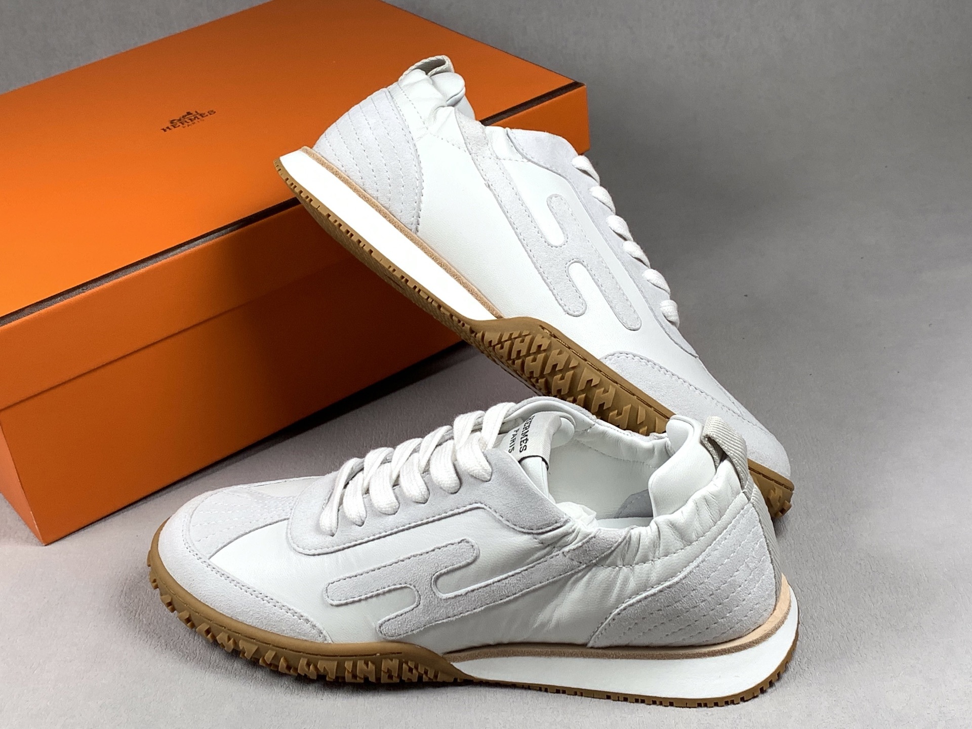 Dongguan top-tier original 35–45 Hermès 2025 JET Sneaker – Retro-fashion Dad-style sneakers in white with color-block design, feminine touch. Retro-stylish, minimalist luxury, lightweight and comfortable. Materials: Upper: Sheepskin / Suede Lining: Lambskin Sole: Exclusive custom-molded original TR sole - Image 5