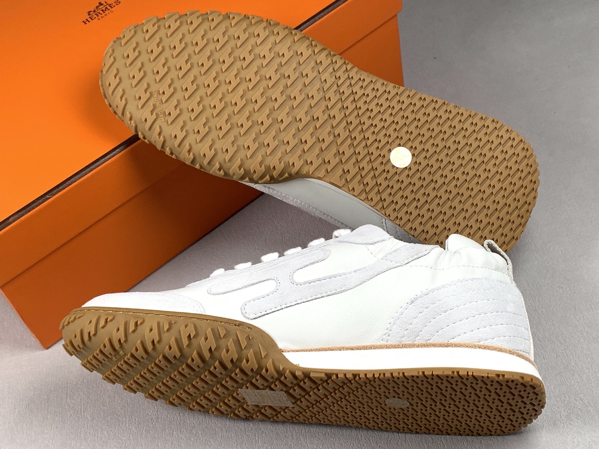 Dongguan top-tier original 35–45 Hermès 2025 JET Sneaker – Retro-fashion Dad-style sneakers in white with color-block design, feminine touch. Retro-stylish, minimalist luxury, lightweight and comfortable. Materials: Upper: Sheepskin / Suede Lining: Lambskin Sole: Exclusive custom-molded original TR sole - Image 6