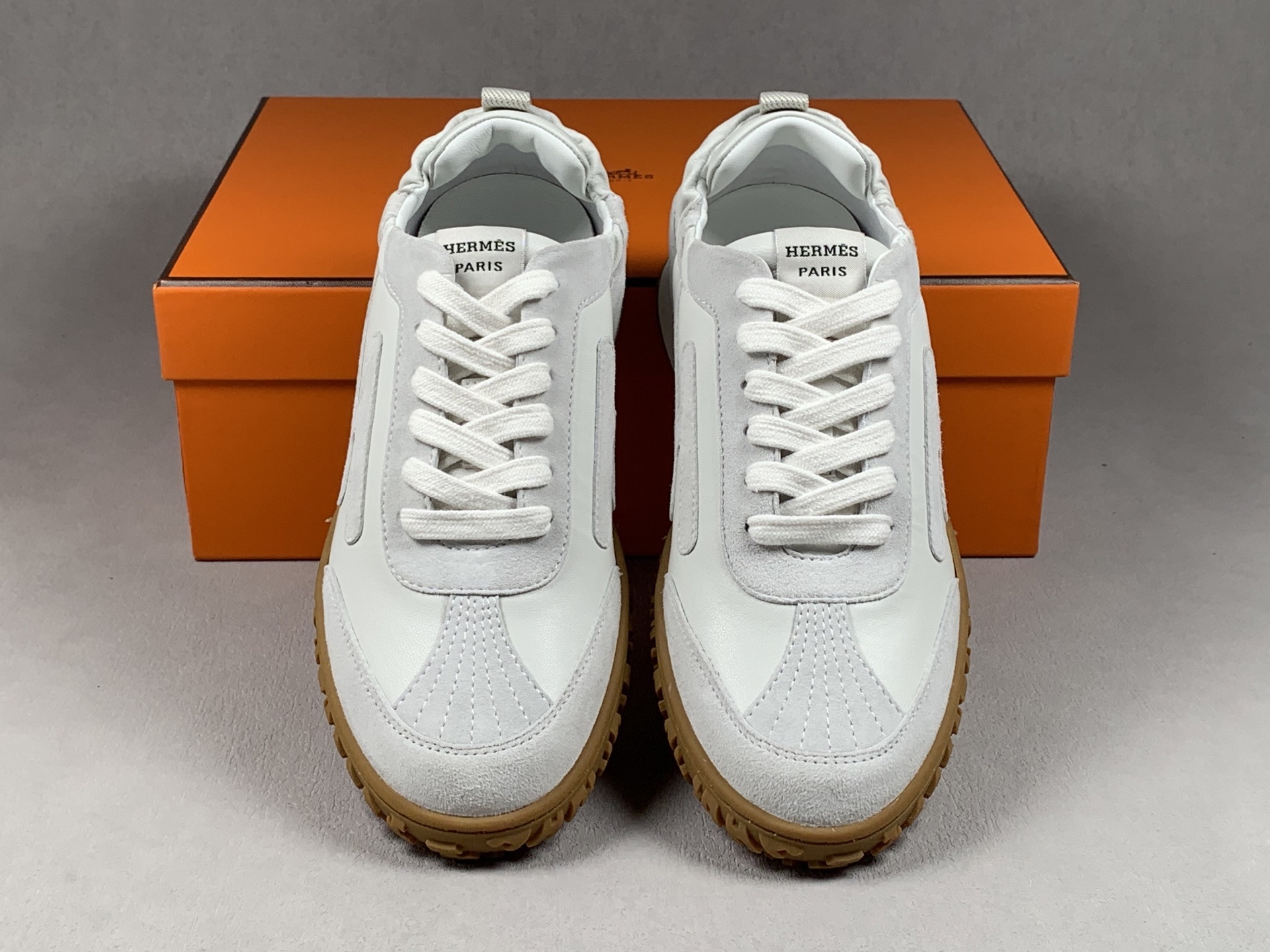 Dongguan top-tier original 35–45 Hermès 2025 JET Sneaker – Retro-fashion Dad-style sneakers in white with color-block design, feminine touch. Retro-stylish, minimalist luxury, lightweight and comfortable. Materials: Upper: Sheepskin / Suede Lining: Lambskin Sole: Exclusive custom-molded original TR sole - Image 7