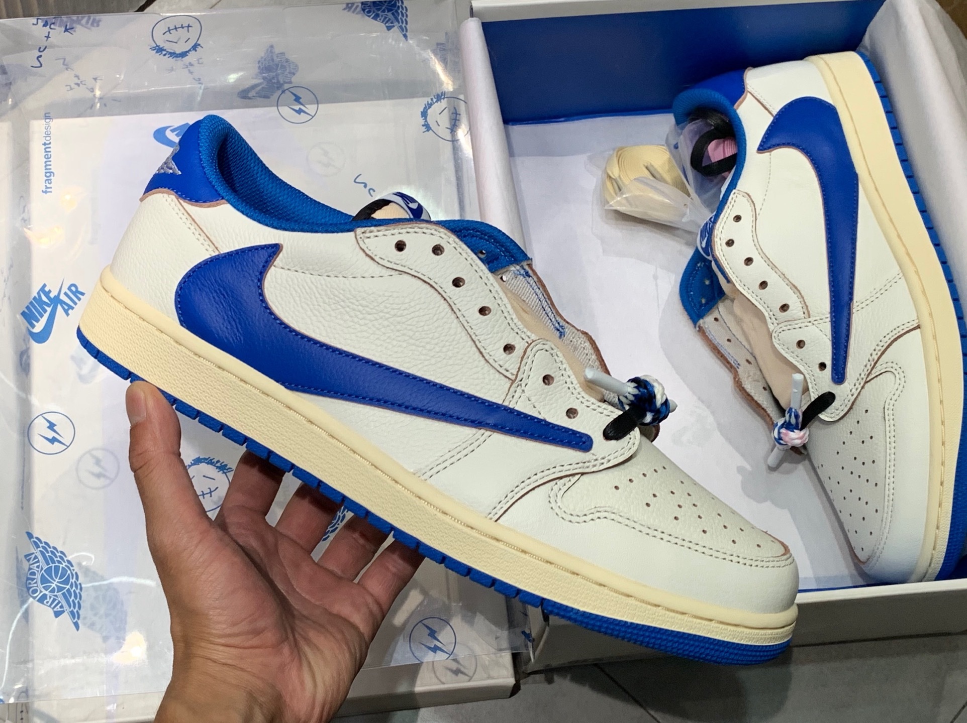 Travis Scott x Air Jordan AJ1 Low OG SP TS 2.0 by Hiroshi Fujiwara – Low-top white/blue collaborative “Reverse Swoosh” sneakers. Export high-end retail batch with industry-leading product quality control. - Image 3