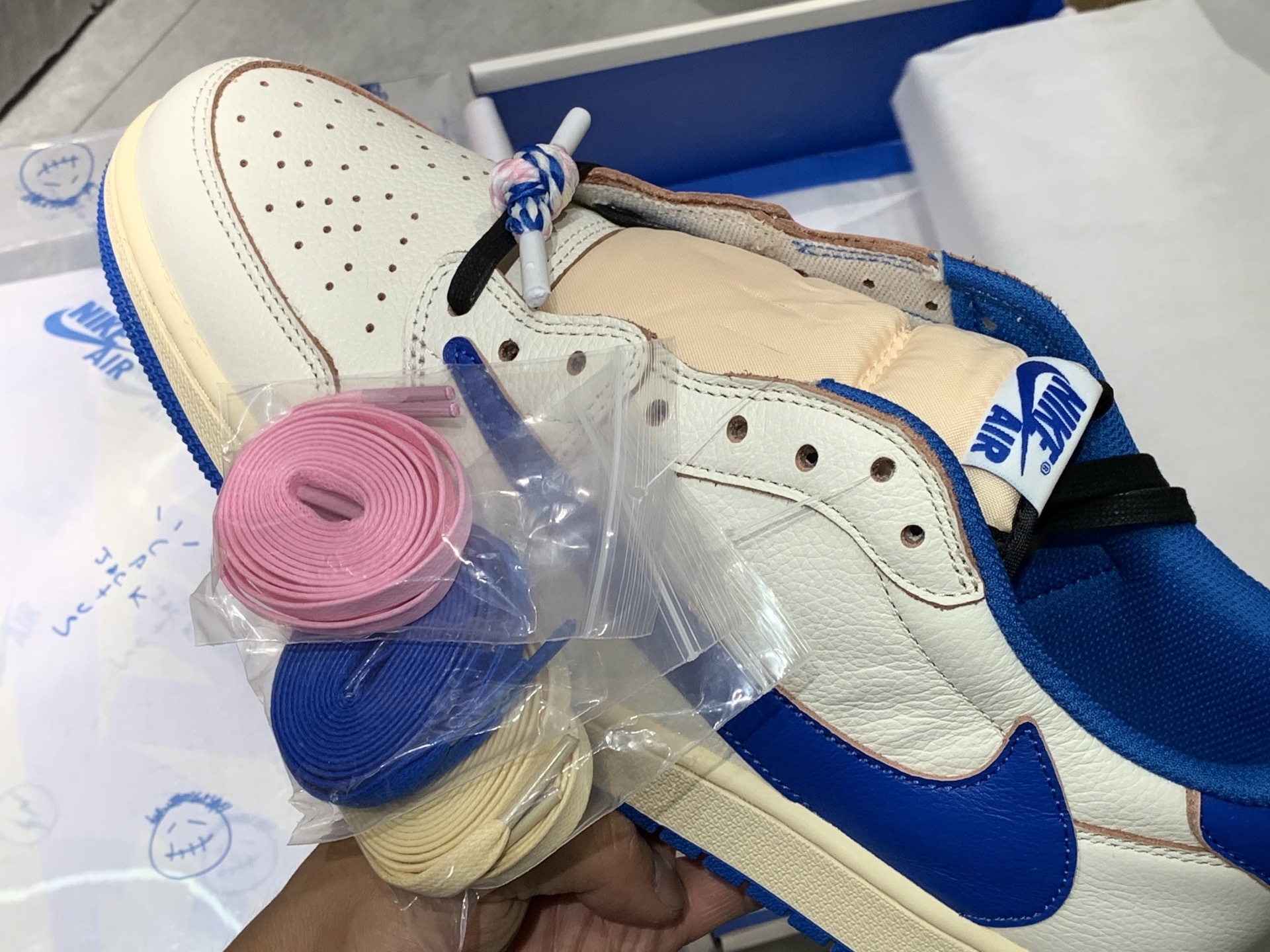 Travis Scott x Air Jordan AJ1 Low OG SP TS 2.0 by Hiroshi Fujiwara – Low-top white/blue collaborative “Reverse Swoosh” sneakers. Export high-end retail batch with industry-leading product quality control. - Image 4