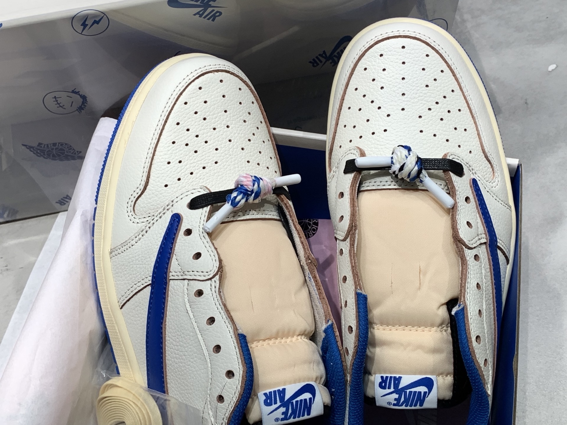 Travis Scott x Air Jordan AJ1 Low OG SP TS 2.0 by Hiroshi Fujiwara – Low-top white/blue collaborative “Reverse Swoosh” sneakers. Export high-end retail batch with industry-leading product quality control. - Image 5