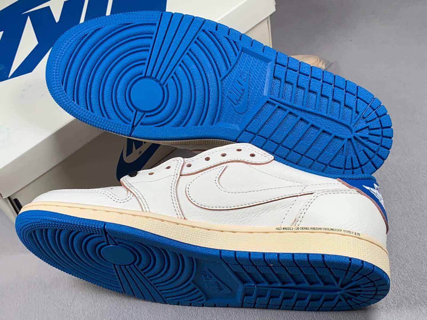 Travis Scott x Air Jordan AJ1 Low OG SP TS 2.0 by Hiroshi Fujiwara – Low-top white/blue collaborative “Reverse Swoosh” sneakers. Export high-end retail batch with industry-leading product quality control. - Image 7