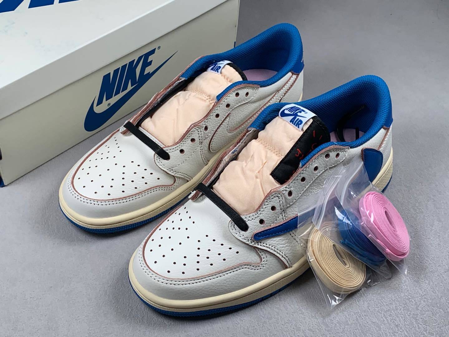 Travis Scott x Air Jordan AJ1 Low OG SP TS 2.0 by Hiroshi Fujiwara – Low-top white/blue collaborative “Reverse Swoosh” sneakers. Export high-end retail batch with industry-leading product quality control. - Image 10