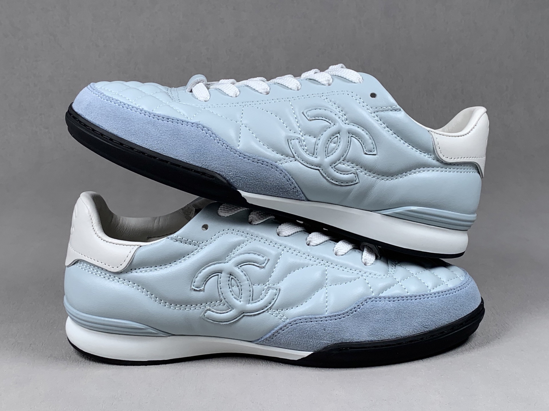CHANEL 24A Low-Top Flat Lace-Up Sneakers – Quilted Design, All-Season Casual Style, Upgraded “Mini Chanel 3rd Gen” Sporty Look, Light Yellow Gender: Unisex Materials & Construction: Upper: Premium imported oiled wax calf leather paired with high-gloss imported suede Lining: Imported lambskin Outsole: Durable TPU combination sole - Image 4