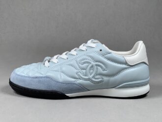 CHANEL 24A Low-Top Flat Lace-Up Sneakers – Quilted Design, All-Season Casual Style, Upgraded “Mini Chanel 3rd Gen” Sporty Look, Light Yellow Gender: Unisex Materials & Construction: Upper: Premium imported oiled wax calf leather paired with high-gloss imported suede Lining: Imported lambskin Outsole: Durable TPU combination sole