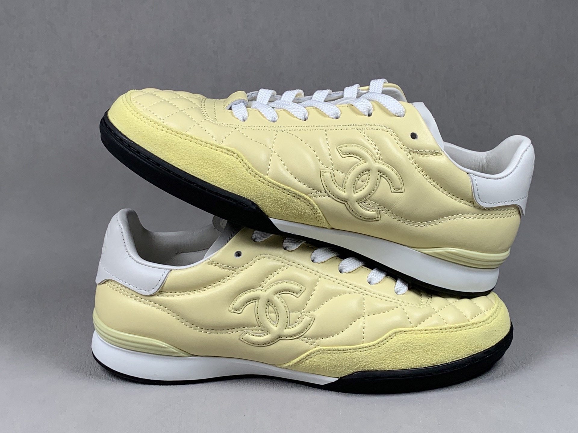 CHANEL 24A Low-Top Flat Lace-Up Sneakers – Quilted Design, All-Season Casual Style, Upgraded “Mini Chanel 3rd Gen” Sporty Look, Light Yellow Gender: Unisex Materials & Construction: Upper: Premium imported oiled wax calf leather paired with high-gloss imported suede Lining: Imported lambskin Outsole: Durable TPU combination sole - Image 9