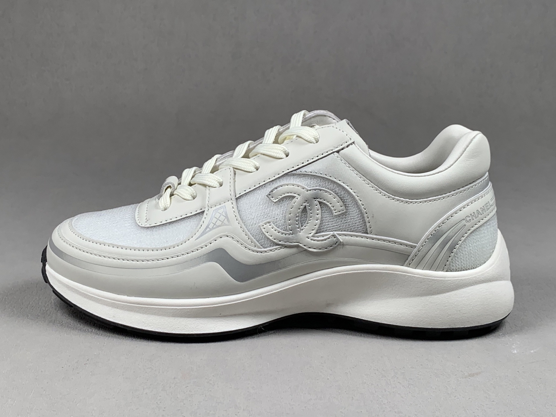 Dongding 35–45 CHANEL Small Fragrance 26C Calfskin Round-Toe Lace-Up Low-Top Casual Shoes (Unisex) – White Item No.: G47012 B23027 U6225 Upper Material: Calfskin + special mesh fabric Lining: Sheepskin Outsole: TPU molded outsole Colors: White, Black Sizes: 35–45