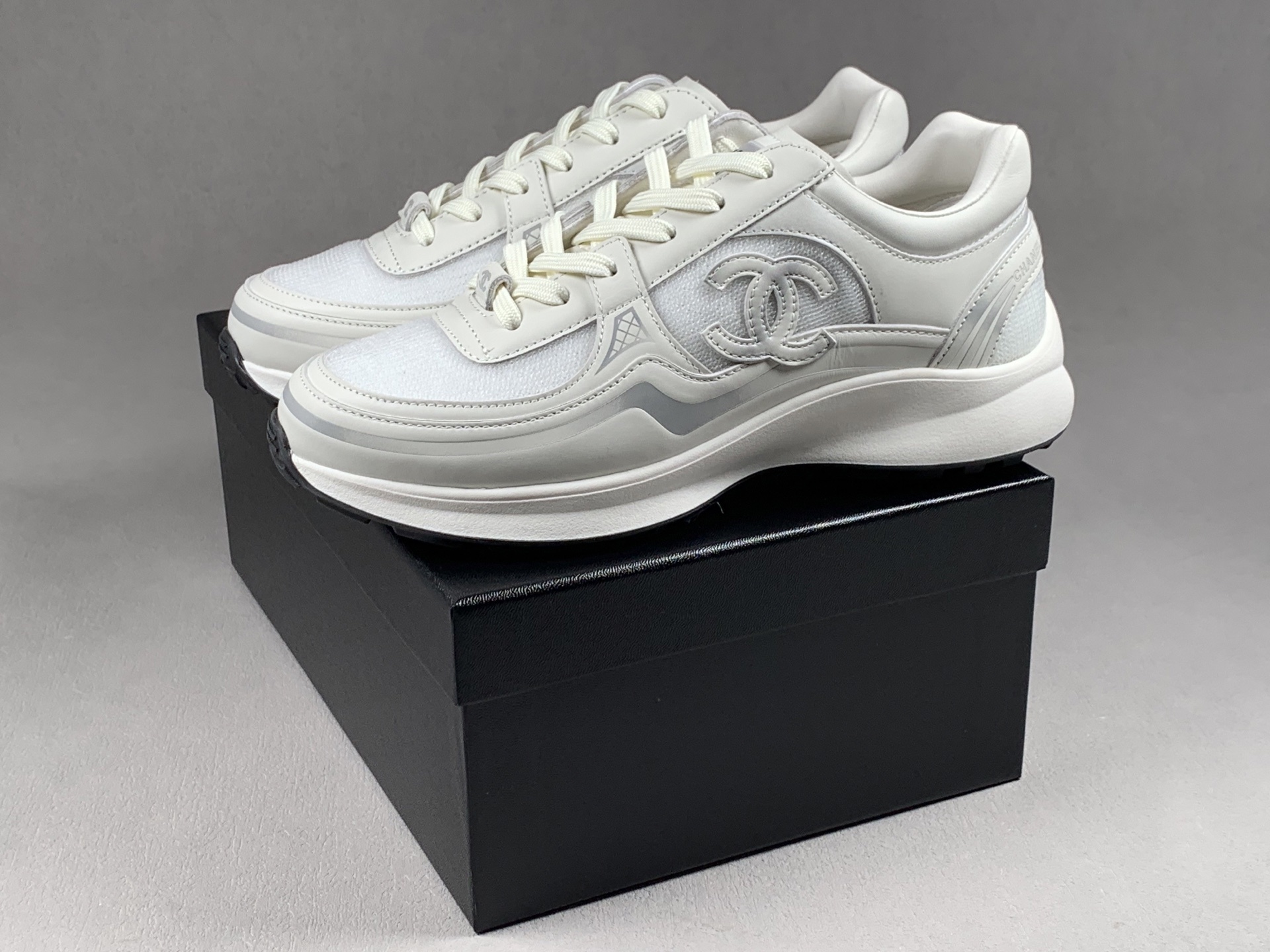 Dongding 35–45 CHANEL Small Fragrance 26C Calfskin Round-Toe Lace-Up Low-Top Casual Shoes (Unisex) – White Item No.: G47012 B23027 U6225 Upper Material: Calfskin + special mesh fabric Lining: Sheepskin Outsole: TPU molded outsole Colors: White, Black Sizes: 35–45 - Image 2