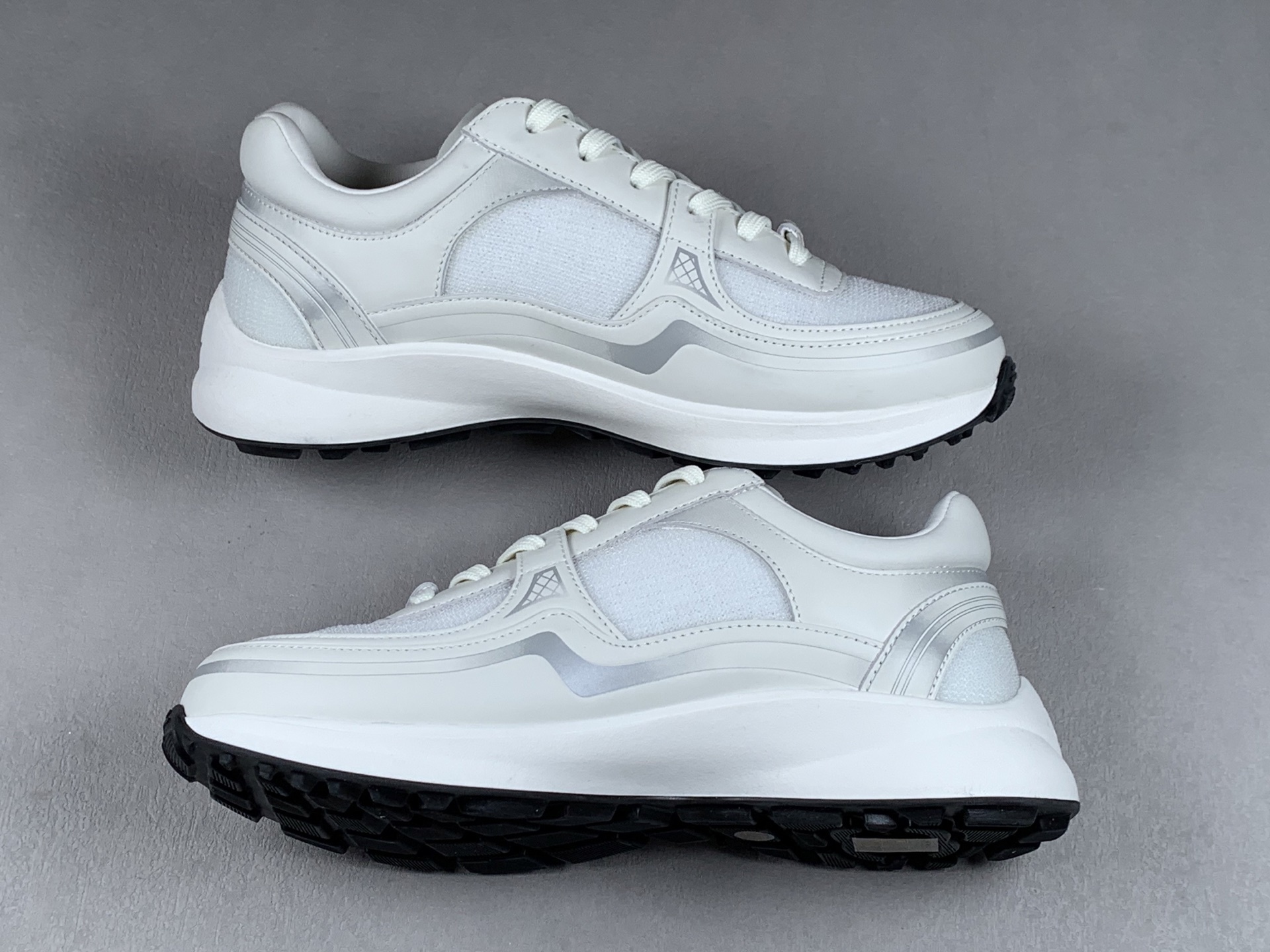 Dongding 35–45 CHANEL Small Fragrance 26C Calfskin Round-Toe Lace-Up Low-Top Casual Shoes (Unisex) – White Item No.: G47012 B23027 U6225 Upper Material: Calfskin + special mesh fabric Lining: Sheepskin Outsole: TPU molded outsole Colors: White, Black Sizes: 35–45 - Image 3