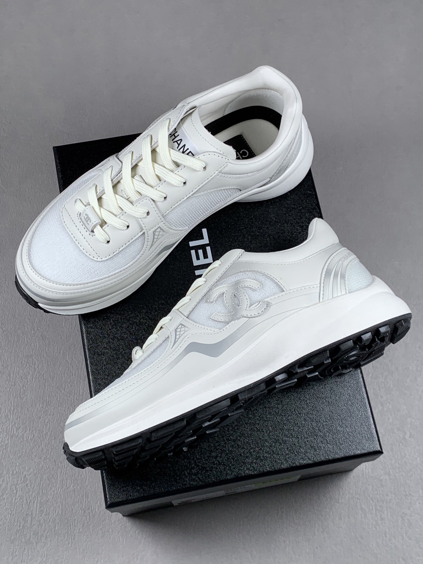 Dongding 35–45 CHANEL Small Fragrance 26C Calfskin Round-Toe Lace-Up Low-Top Casual Shoes (Unisex) – White Item No.: G47012 B23027 U6225 Upper Material: Calfskin + special mesh fabric Lining: Sheepskin Outsole: TPU molded outsole Colors: White, Black Sizes: 35–45 - Image 4