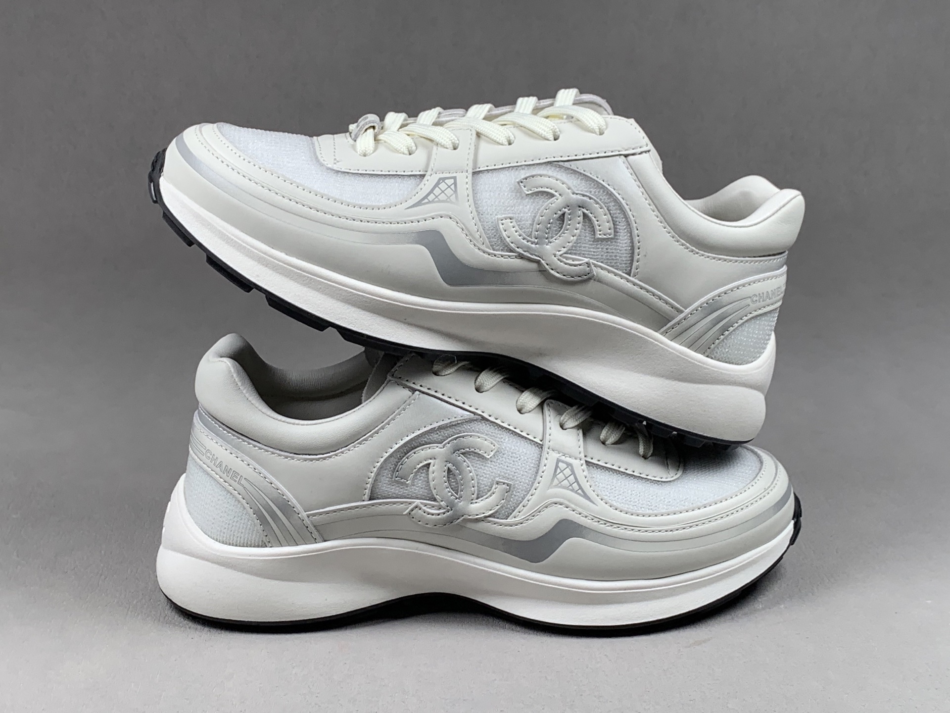 Dongding 35–45 CHANEL Small Fragrance 26C Calfskin Round-Toe Lace-Up Low-Top Casual Shoes (Unisex) – White Item No.: G47012 B23027 U6225 Upper Material: Calfskin + special mesh fabric Lining: Sheepskin Outsole: TPU molded outsole Colors: White, Black Sizes: 35–45 - Image 5