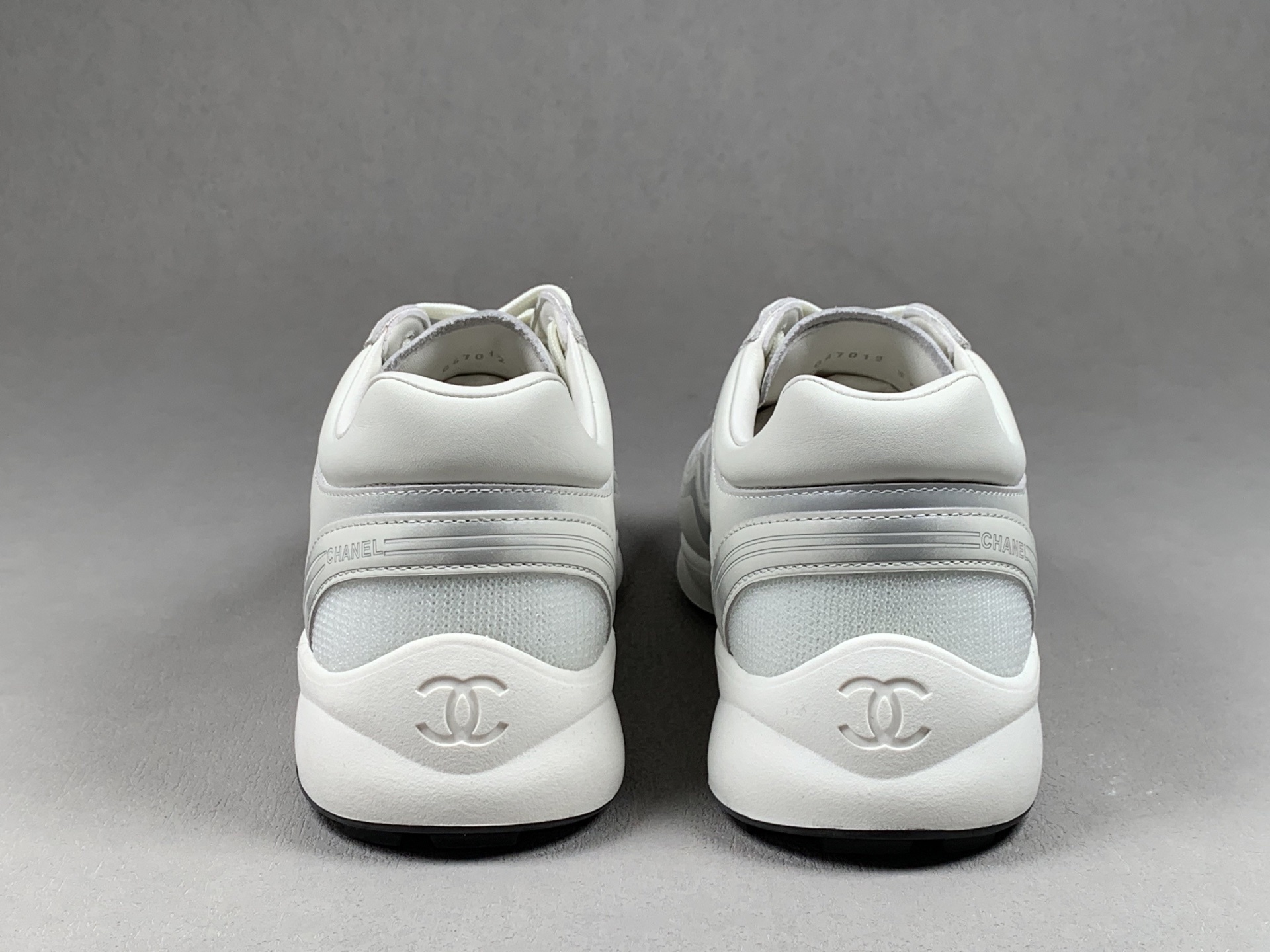Dongding 35–45 CHANEL Small Fragrance 26C Calfskin Round-Toe Lace-Up Low-Top Casual Shoes (Unisex) – White Item No.: G47012 B23027 U6225 Upper Material: Calfskin + special mesh fabric Lining: Sheepskin Outsole: TPU molded outsole Colors: White, Black Sizes: 35–45 - Image 6