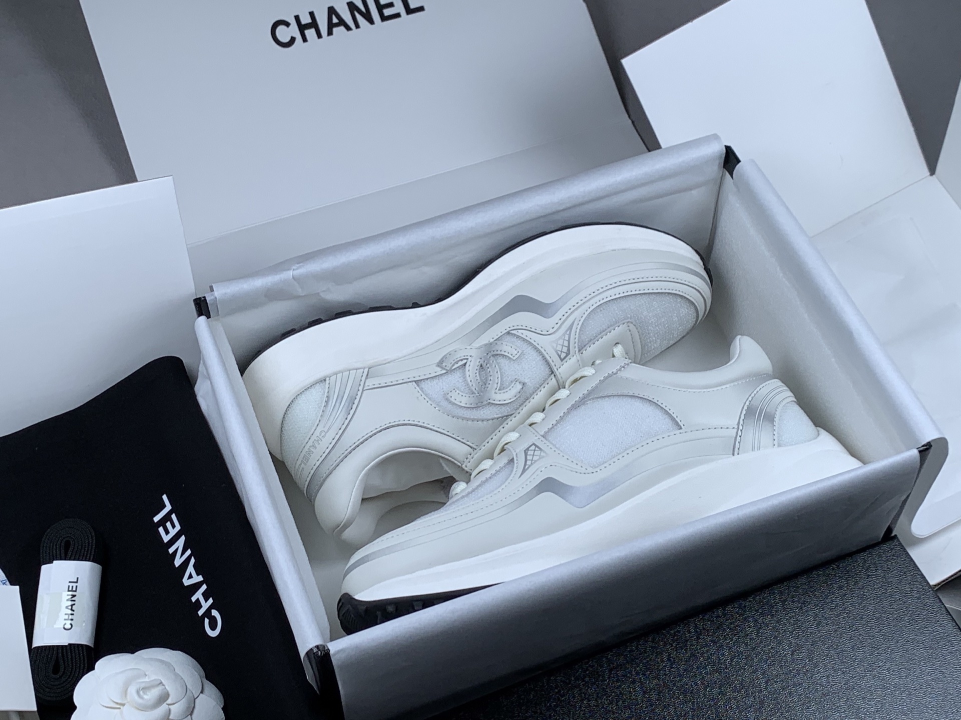 Dongding 35–45 CHANEL Small Fragrance 26C Calfskin Round-Toe Lace-Up Low-Top Casual Shoes (Unisex) – White Item No.: G47012 B23027 U6225 Upper Material: Calfskin + special mesh fabric Lining: Sheepskin Outsole: TPU molded outsole Colors: White, Black Sizes: 35–45 - Image 7