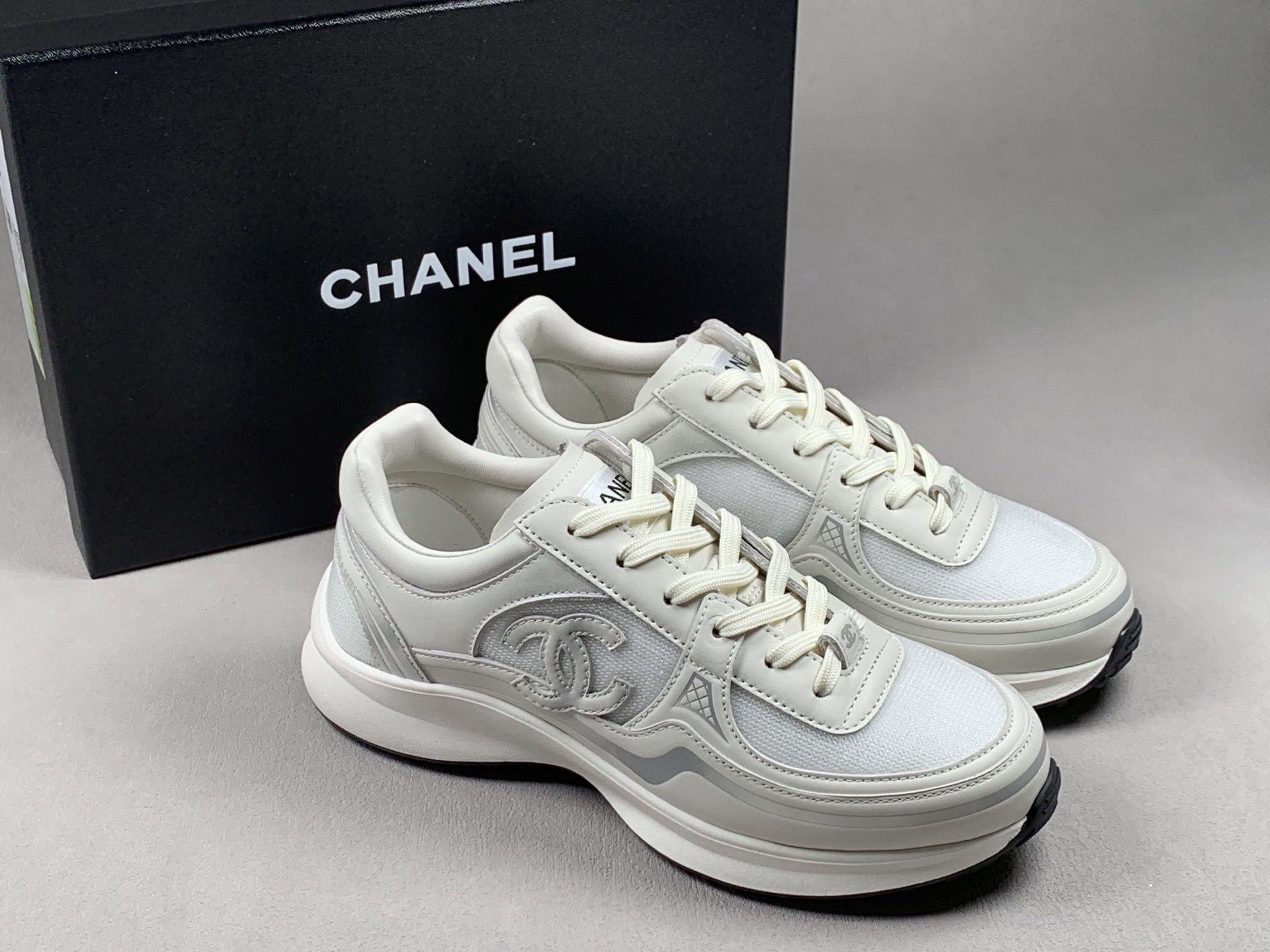 Dongding 35–45 CHANEL Small Fragrance 26C Calfskin Round-Toe Lace-Up Low-Top Casual Shoes (Unisex) – White Item No.: G47012 B23027 U6225 Upper Material: Calfskin + special mesh fabric Lining: Sheepskin Outsole: TPU molded outsole Colors: White, Black Sizes: 35–45 - Image 8