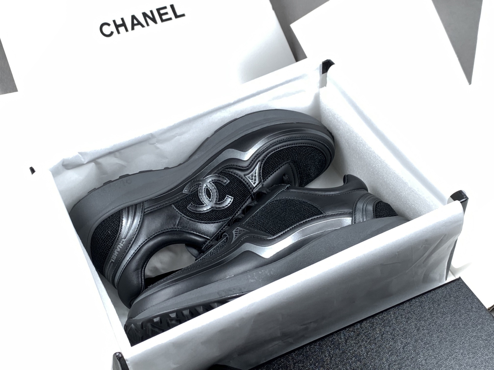 Dongding 35–45 CHANEL Small Fragrance 26C Calfskin Round-Toe Lace-Up Low-Top Casual Shoes (Unisex) – Black Item No.: G47012 B23027 U6225 Upper Material: Cowhide + special mesh fabric Lining: Sheepskin Outsole: TPU molded outsole Colors: White, Black Sizes: 35–45 - Image 6