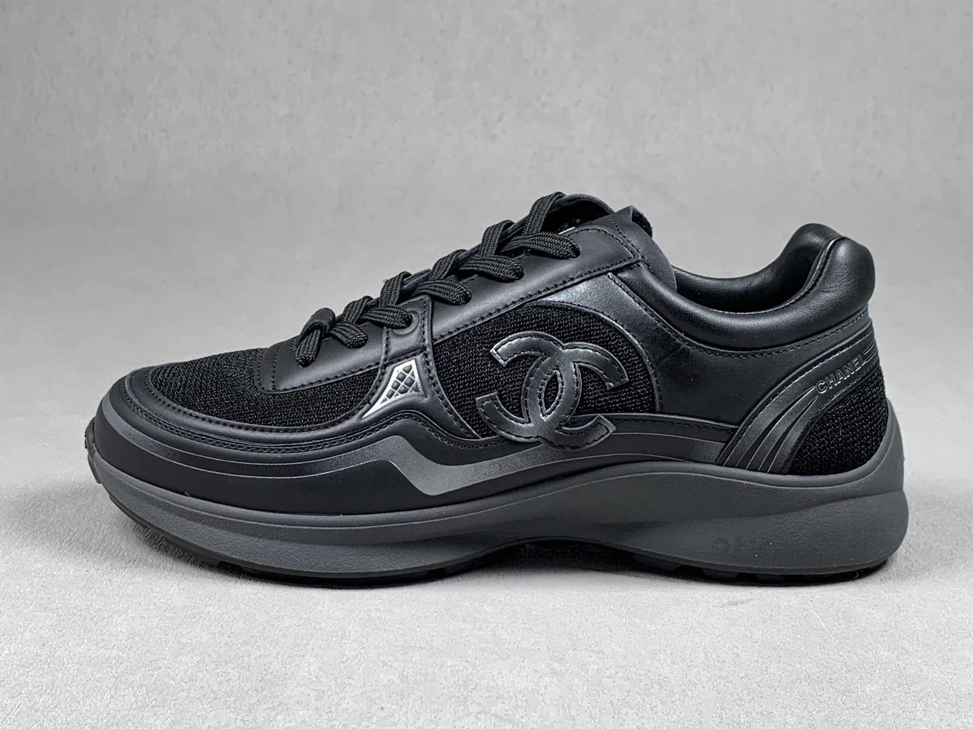 Dongding 35–45 CHANEL Small Fragrance 26C Calfskin Round-Toe Lace-Up Low-Top Casual Shoes (Unisex) – Black Item No.: G47012 B23027 U6225 Upper Material: Cowhide + special mesh fabric Lining: Sheepskin Outsole: TPU molded outsole Colors: White, Black Sizes: 35–45
