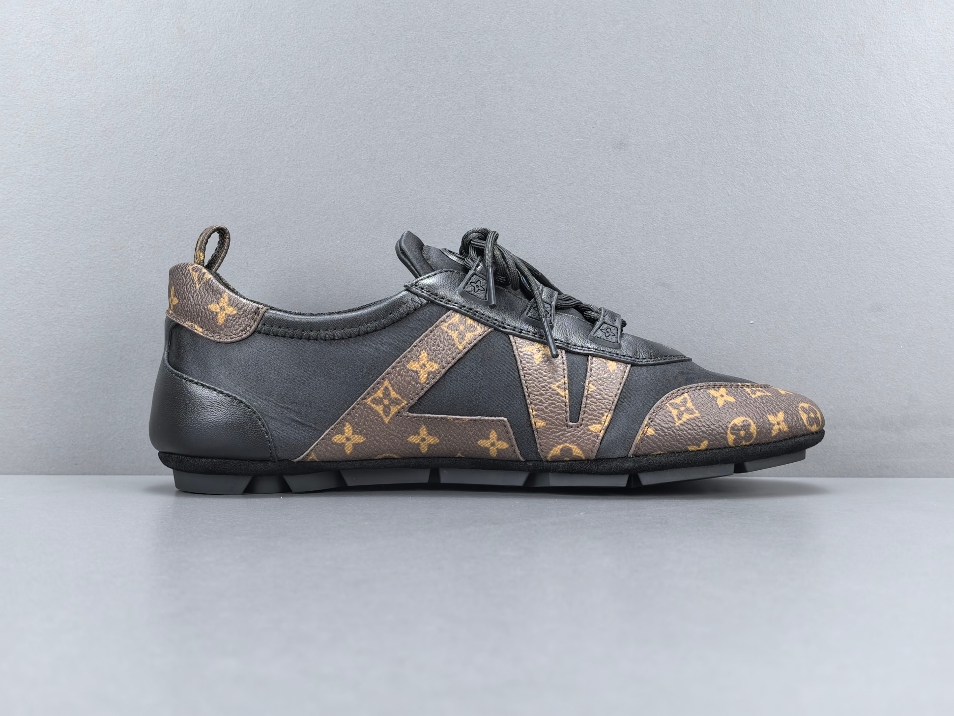 Louis Vuitton Sneakerina German trainer–style shoes made of cowhide leather, round toe lace-up, ballet-inspired design, thin sole, low-top lifestyle casual shoes for women. - Image 13