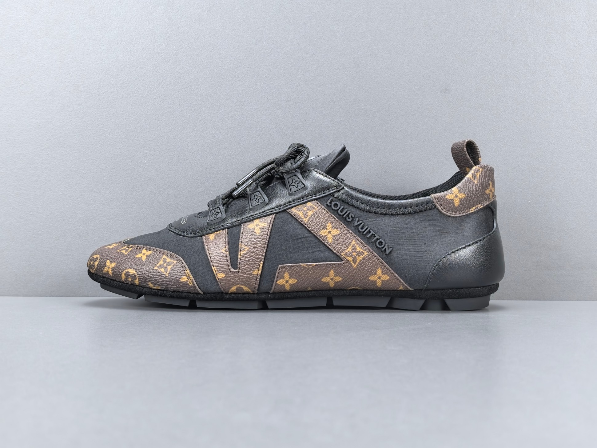 Louis Vuitton Sneakerina German trainer–style shoes made of cowhide leather, round toe lace-up, ballet-inspired design, thin sole, low-top lifestyle casual shoes for women.