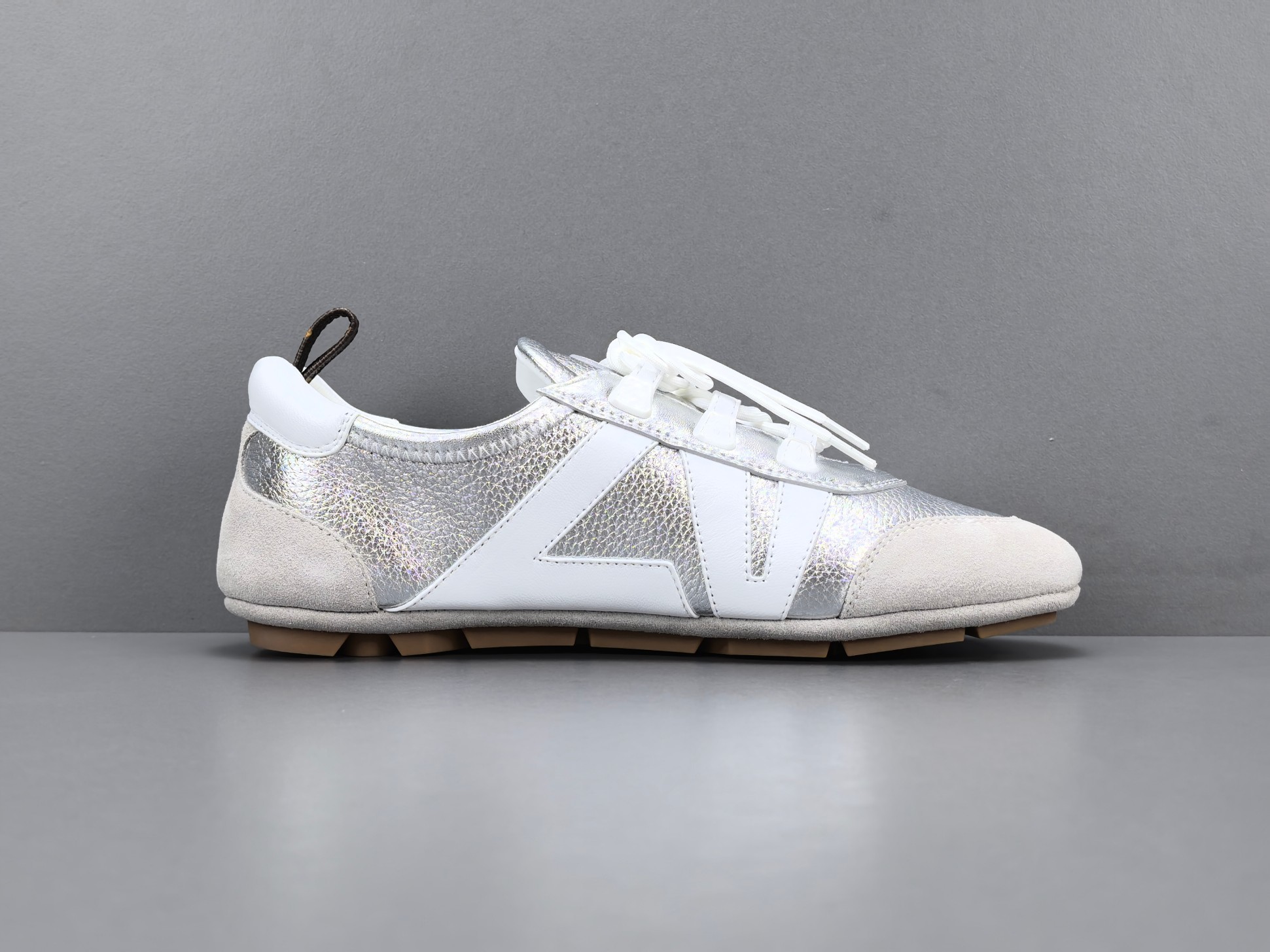Louis Vuitton Sneakerina German trainer–style women’s sneakers made of cowhide leather, featuring a round toe, lace-up closure, ballet-inspired style, thin sole, and low-top design. Suitable for everyday casual wear.